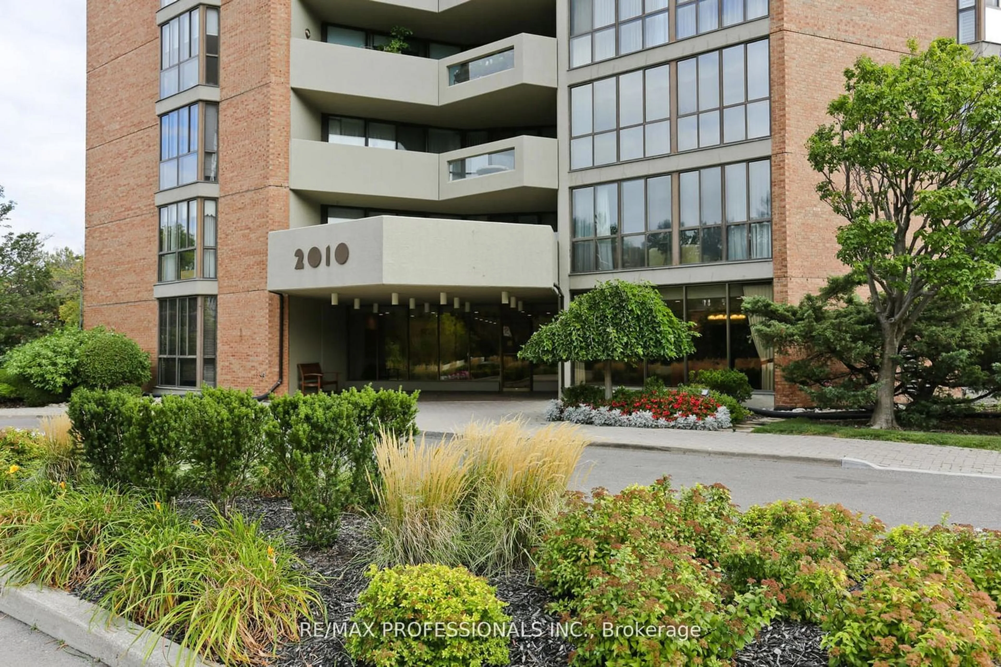 Indoor foyer for 2010 Islington Ave #601, Toronto Ontario M9P 3S8