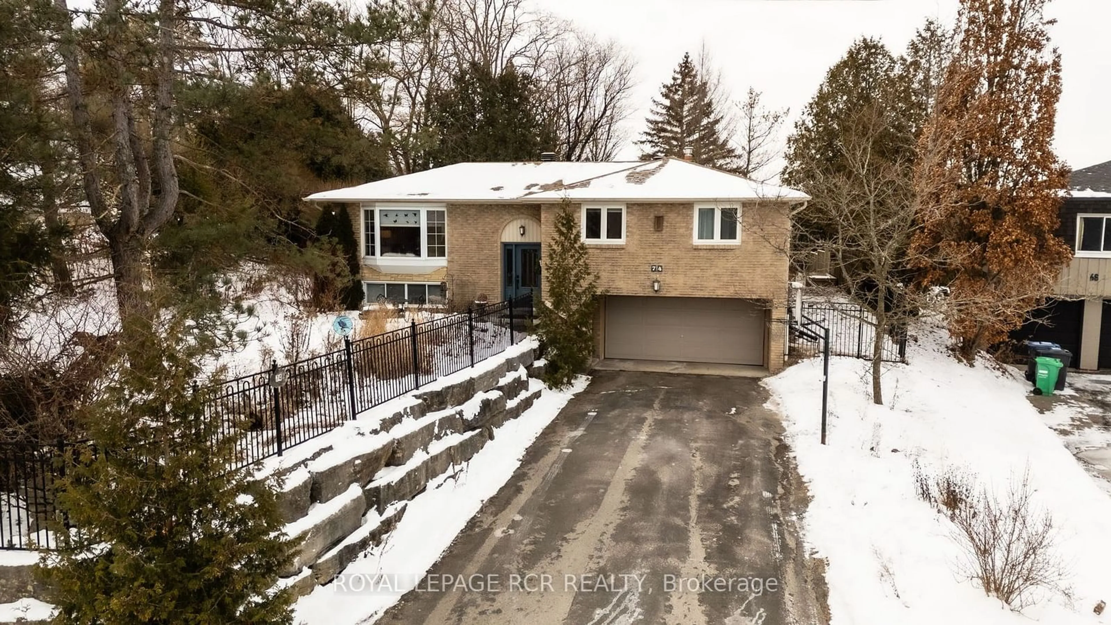 A pic from outside/outdoor area/front of a property/back of a property/a pic from drone, street for 74 Old King Rd, Caledon Ontario L7E 3J5