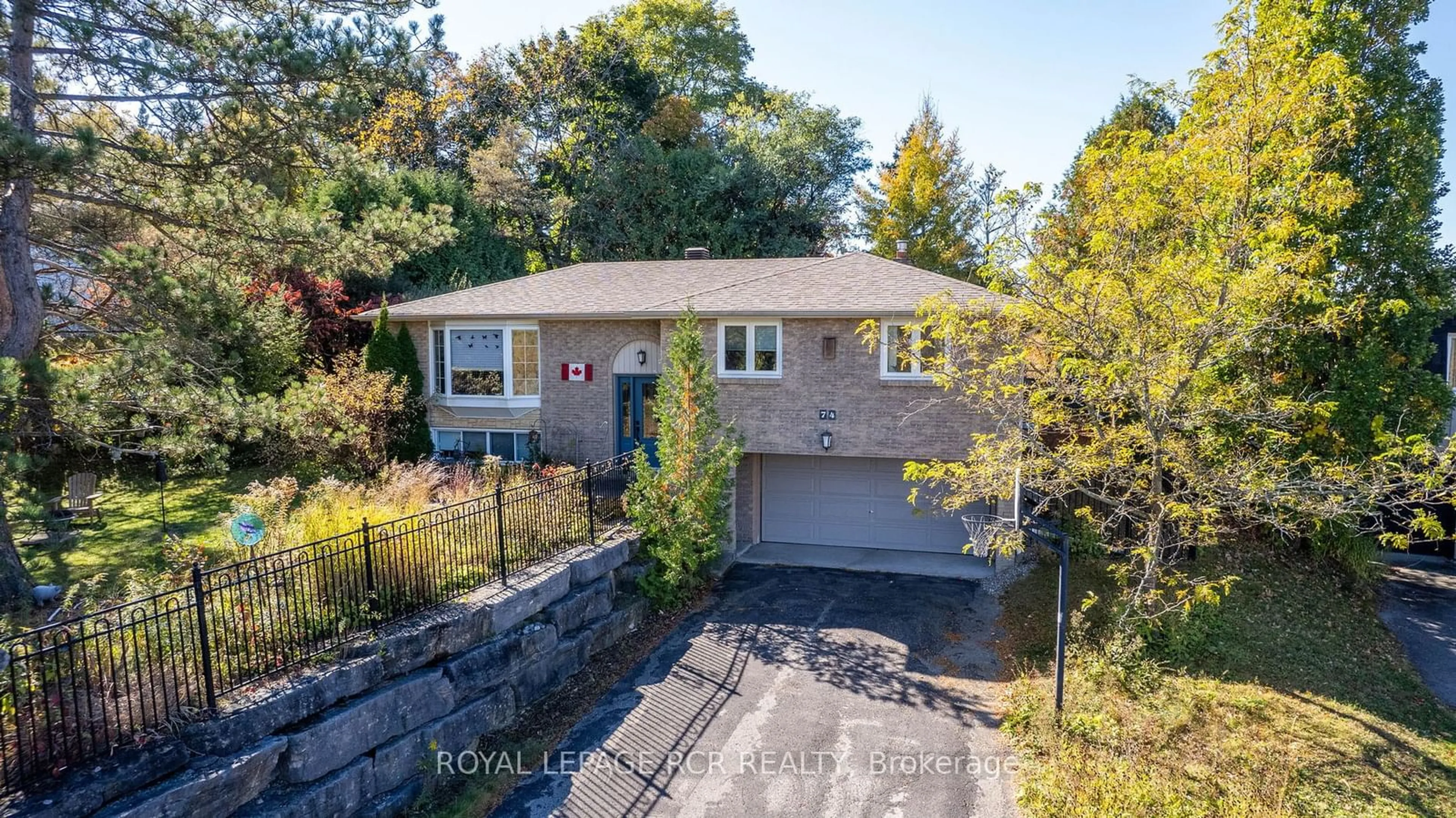 A pic from outside/outdoor area/front of a property/back of a property/a pic from drone, street for 74 Old King Rd, Caledon Ontario L7E 3J5