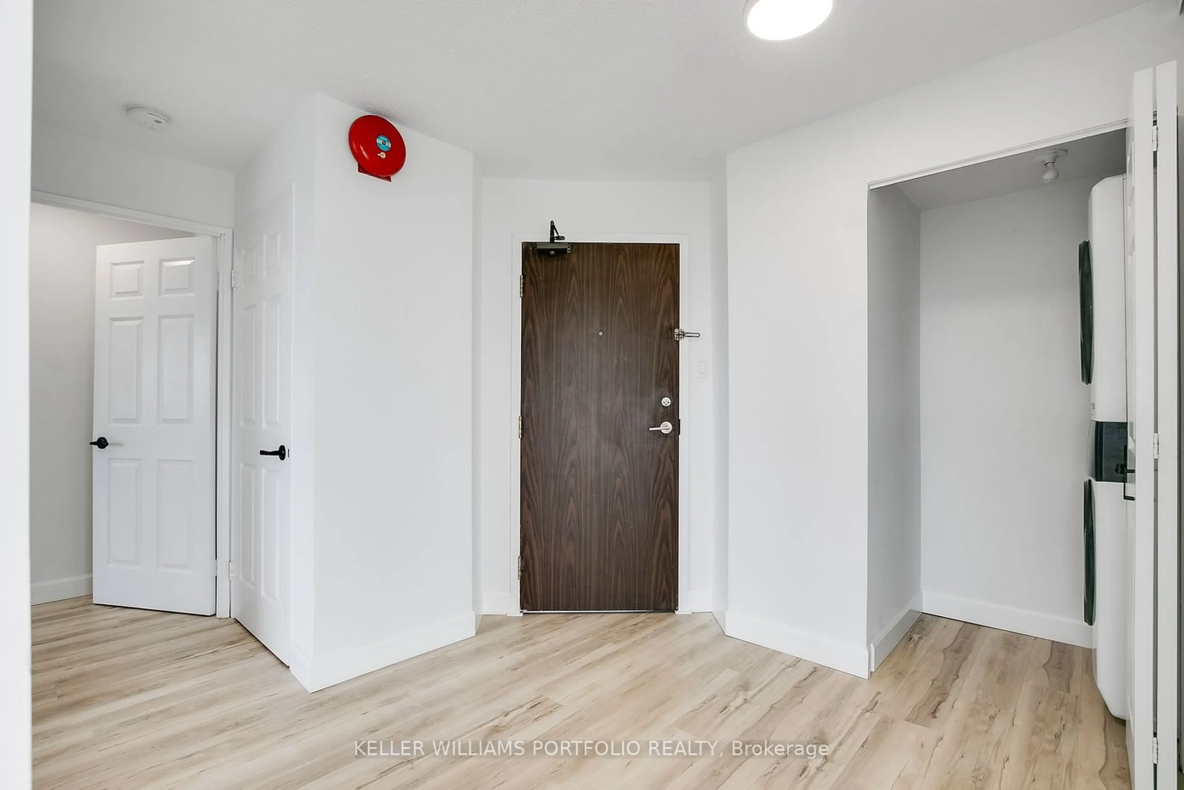 Indoor entryway for 1485 Lakeshore Rd #1205, Mississauga Ontario L5E 3G2