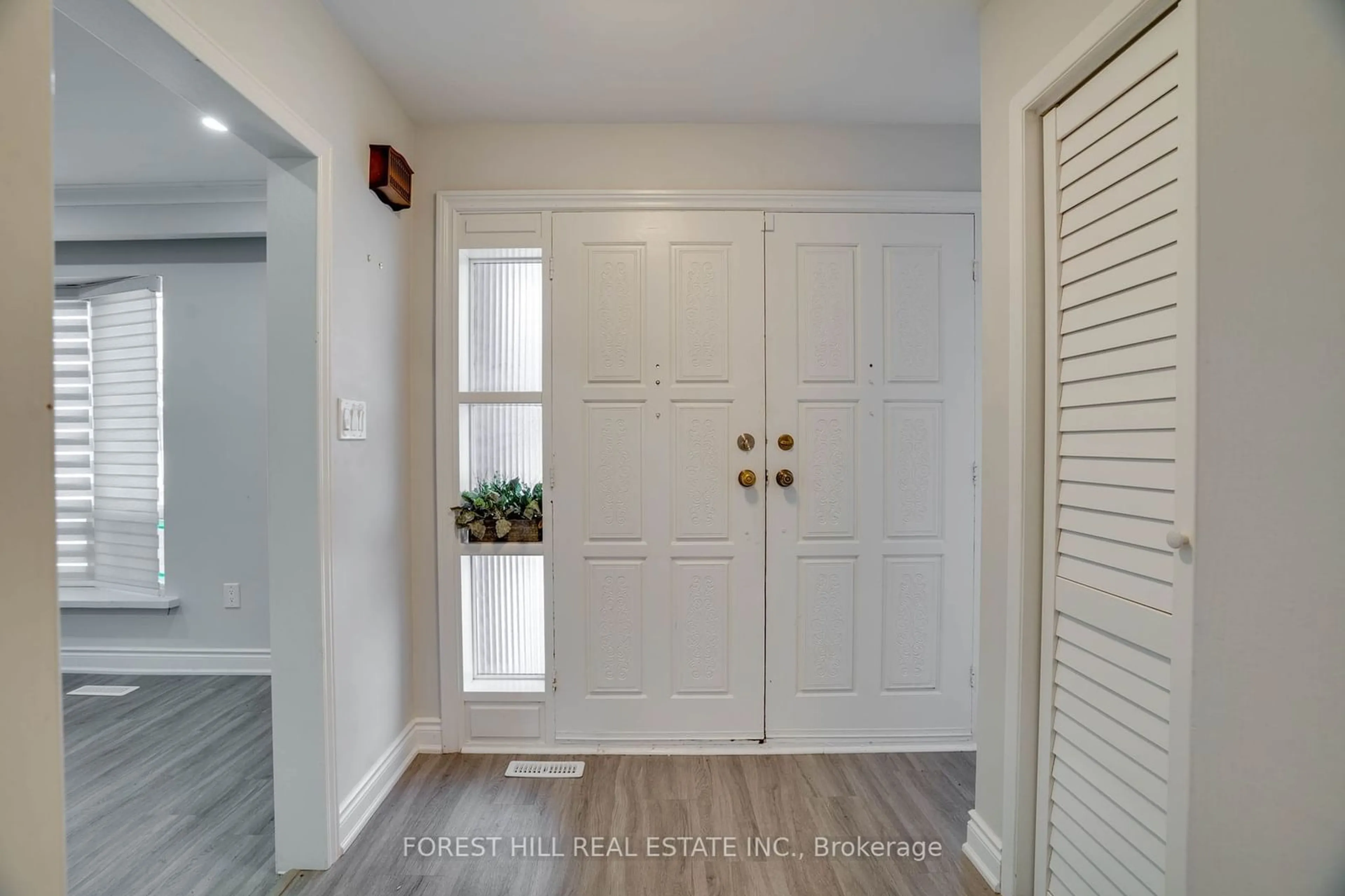 Indoor entryway for 9 Metcalfe Crt, Halton Hills Ontario L7G 4N7