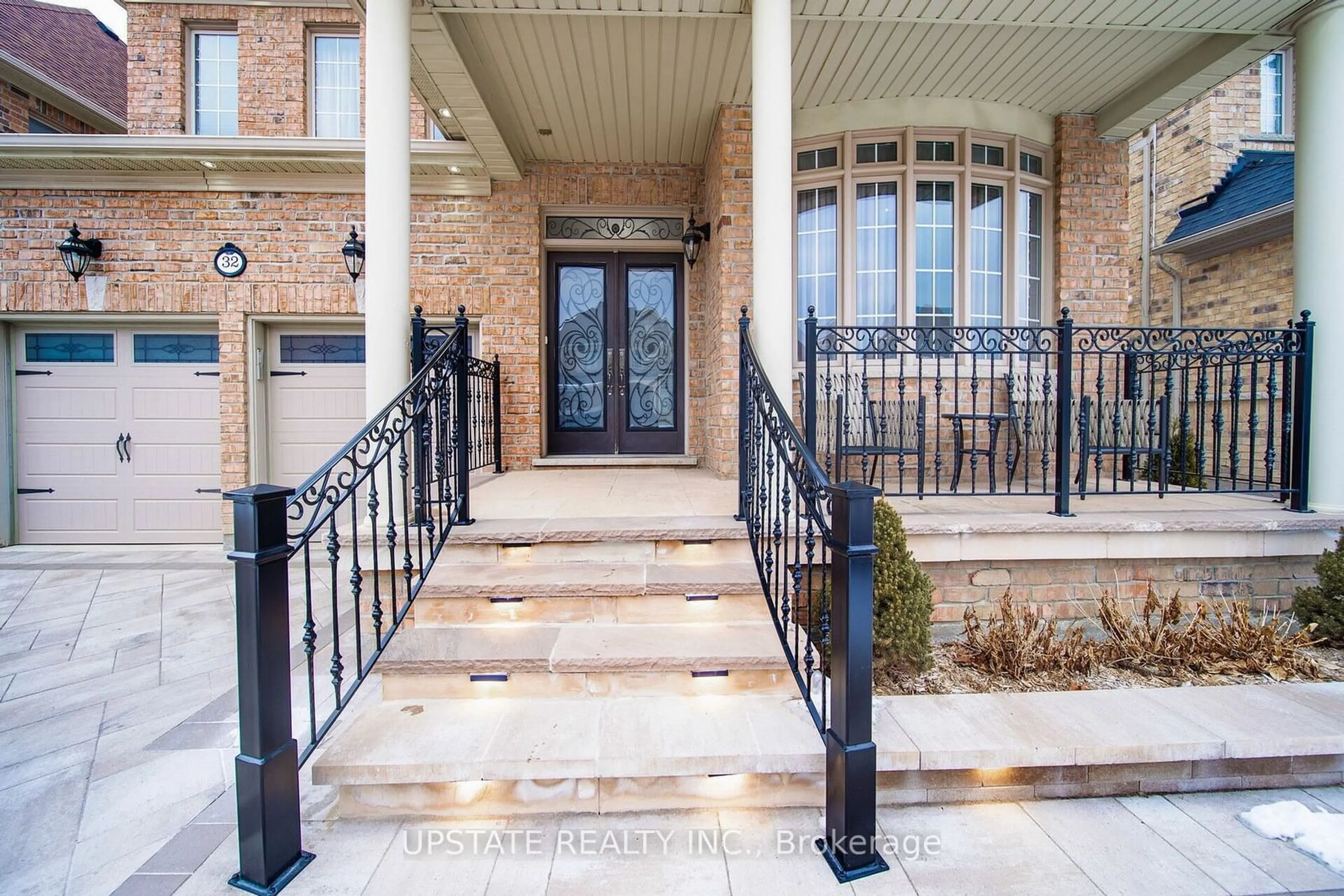 Indoor entryway for 32 Lauderhill Rd, Brampton Ontario L6P 3M5