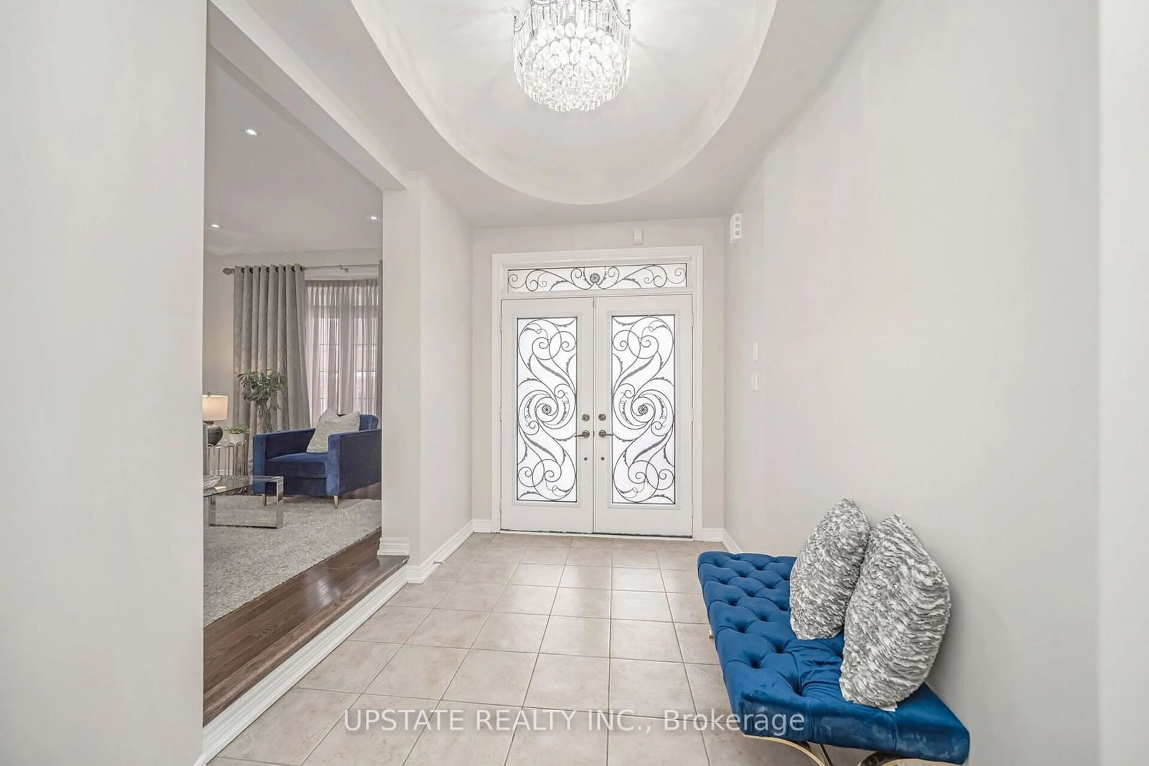 Indoor entryway for 32 Lauderhill Rd, Brampton Ontario L6P 3M5