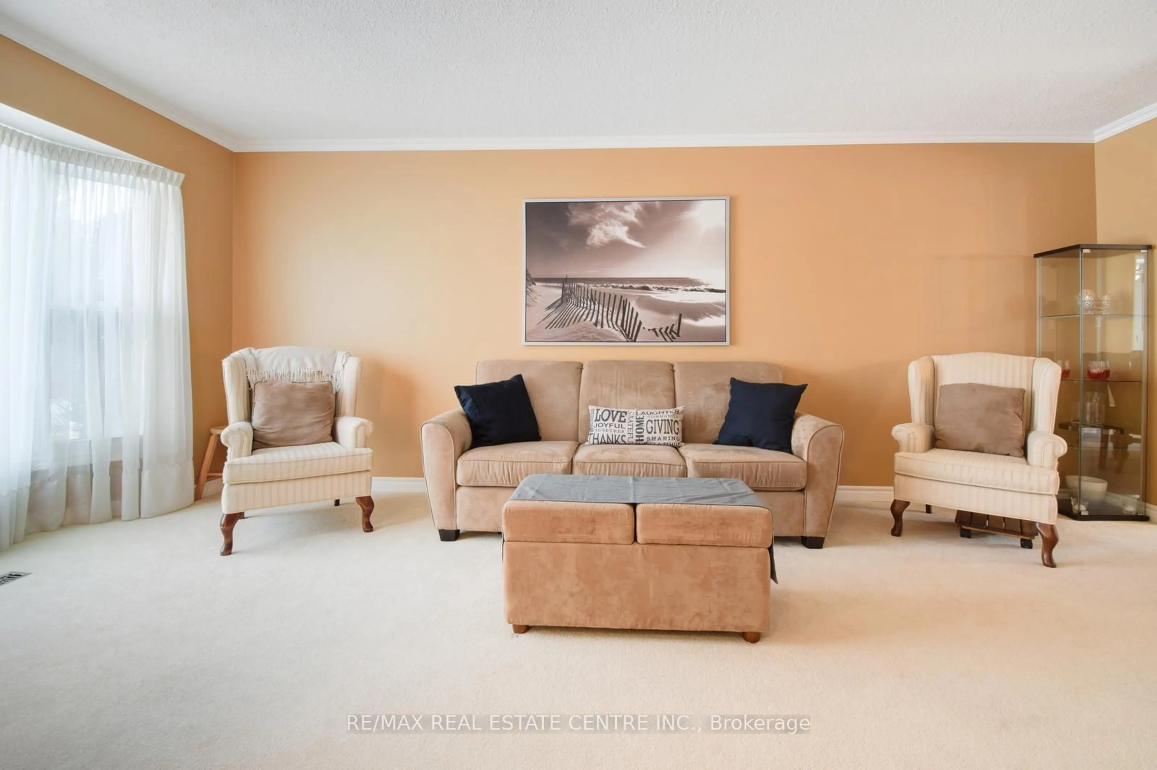 Living room with furniture, unknown for 3018 Kilbride Crt, Mississauga Ontario L5N 3C5