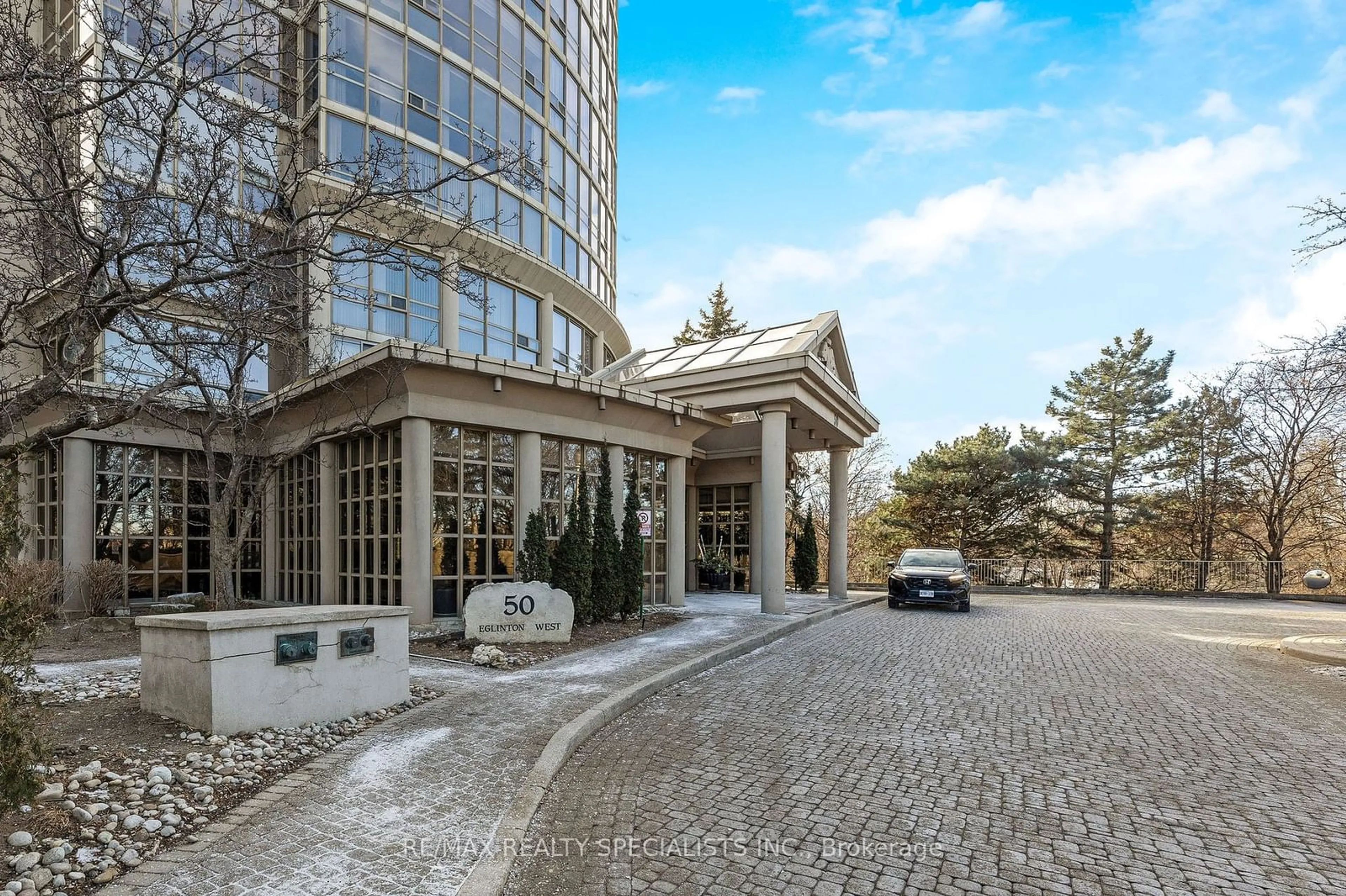 Indoor foyer for 50 Eglinton Ave #501, Mississauga Ontario L5R 3P5