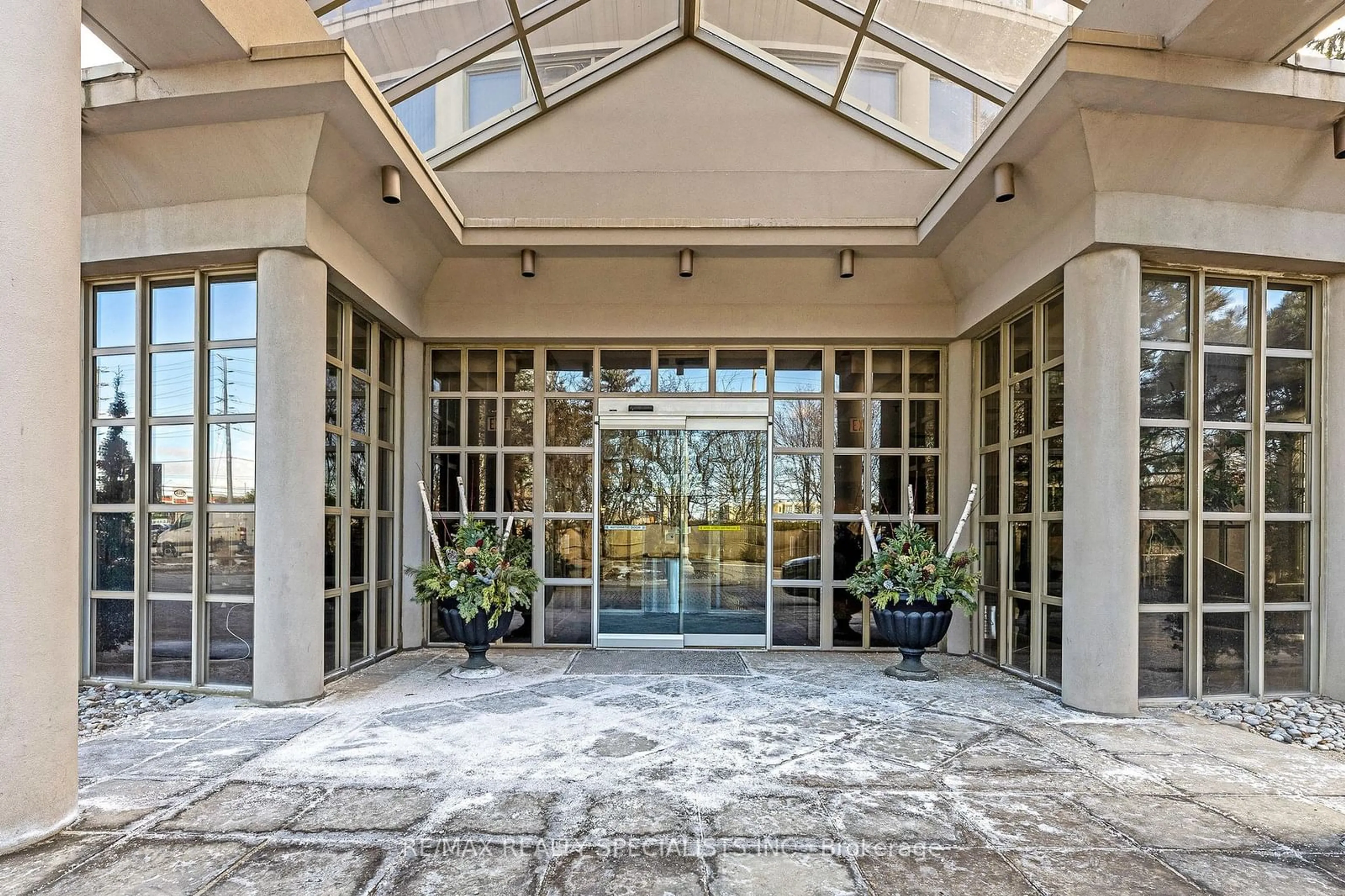 Indoor foyer for 50 Eglinton Ave #501, Mississauga Ontario L5R 3P5