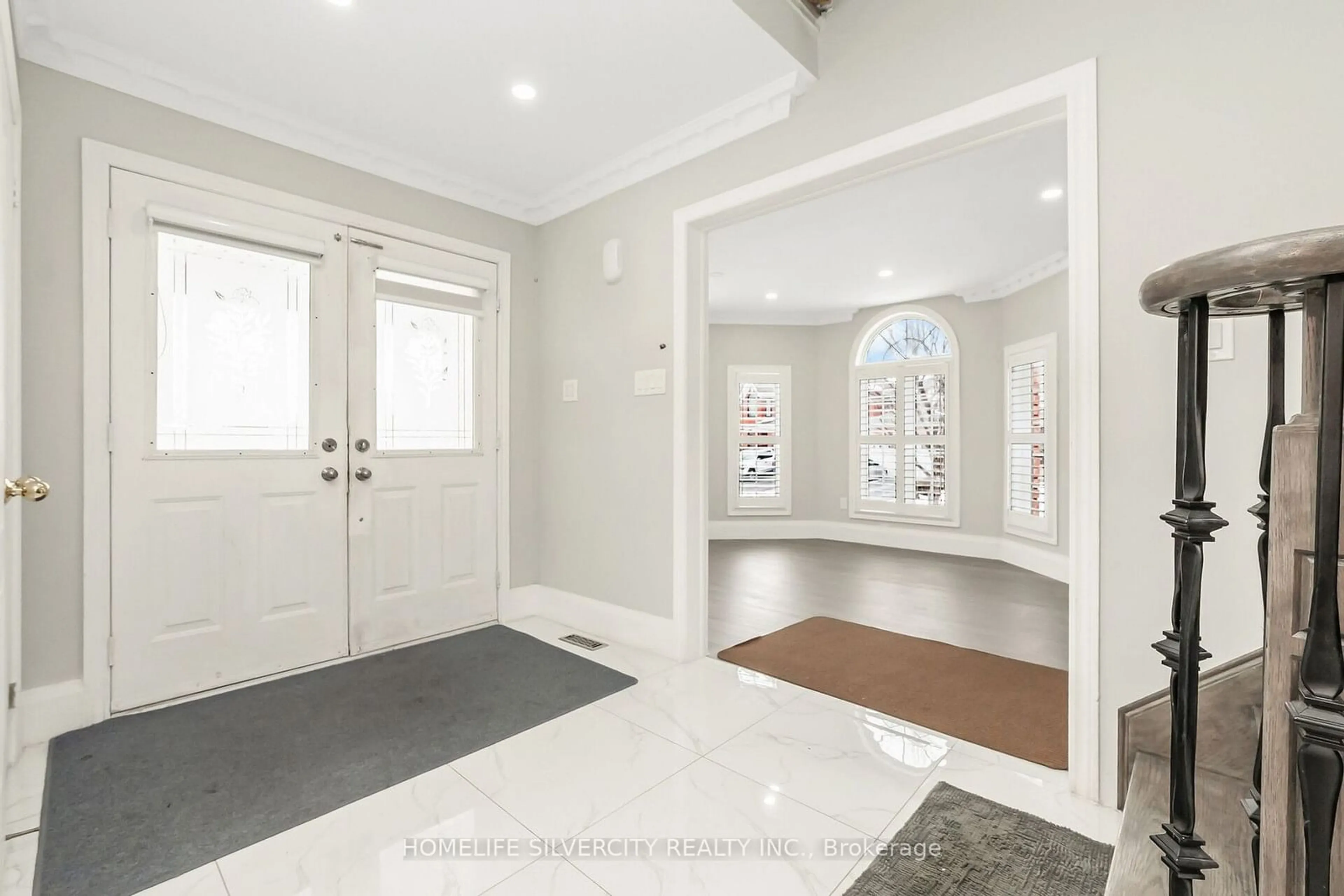 Indoor entryway for 2 Giza Cres, Brampton Ontario L6R 2R3