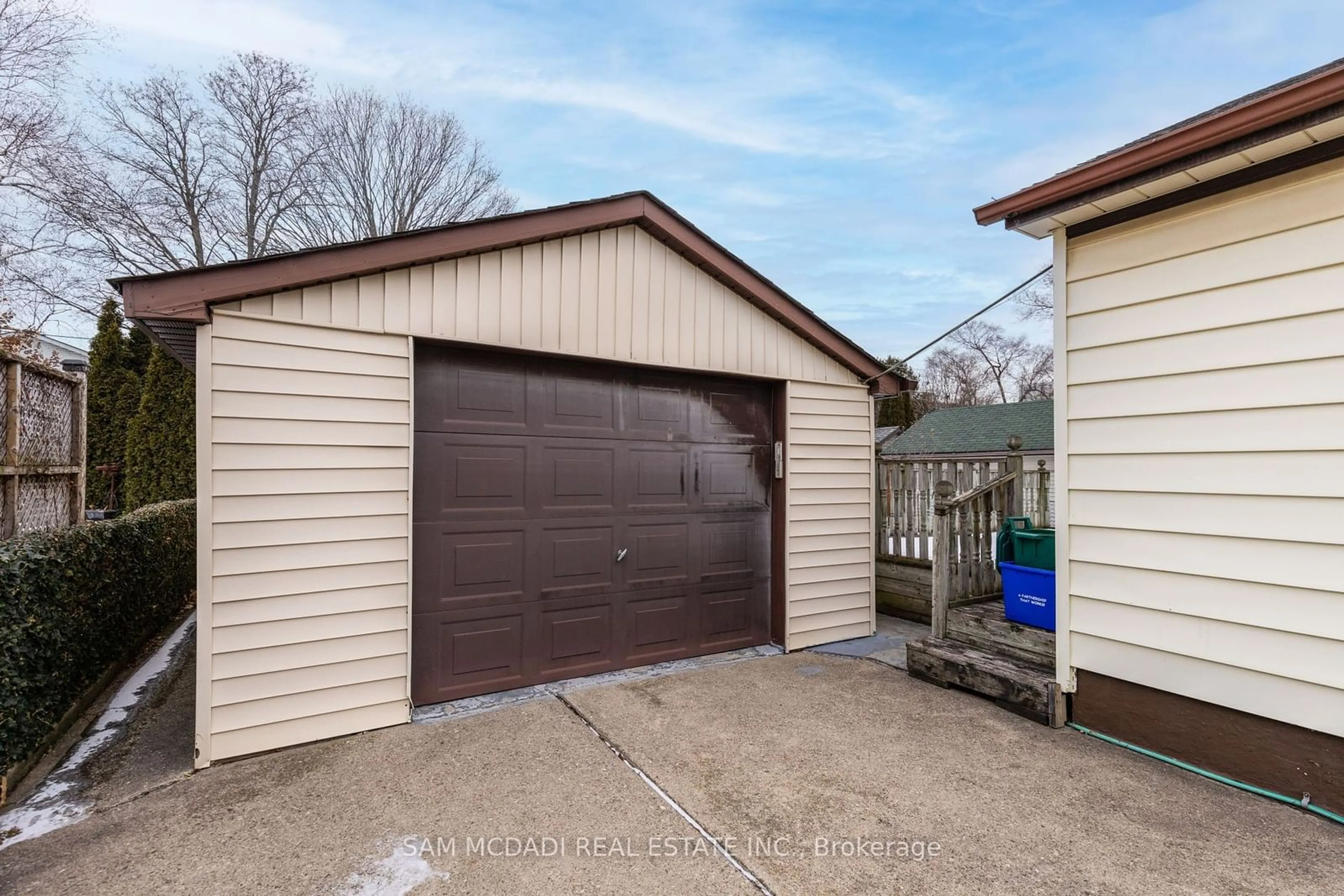 Indoor garage for 125 Inglewood Dr, Oakville Ontario L6K 1W8