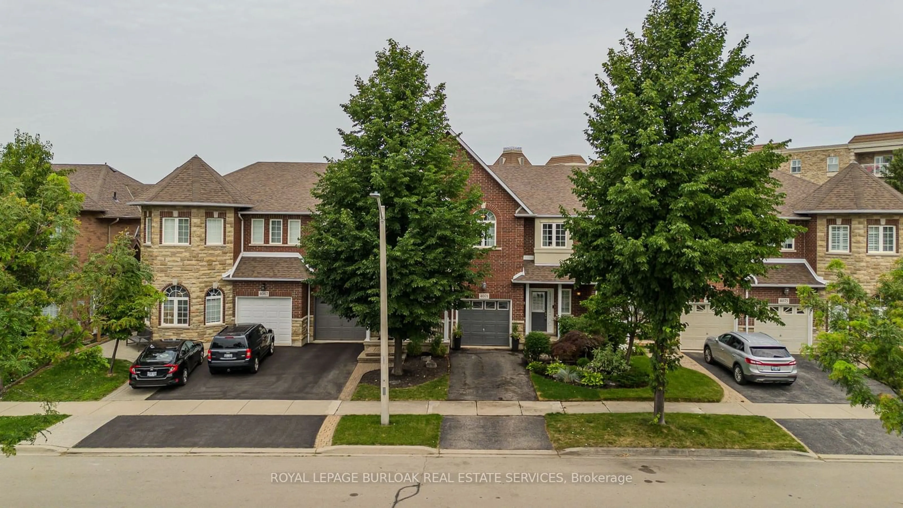 A pic from outside/outdoor area/front of a property/back of a property/a pic from drone, street for 4071 Kilmer Dr, Burlington Ontario L7M 5A6