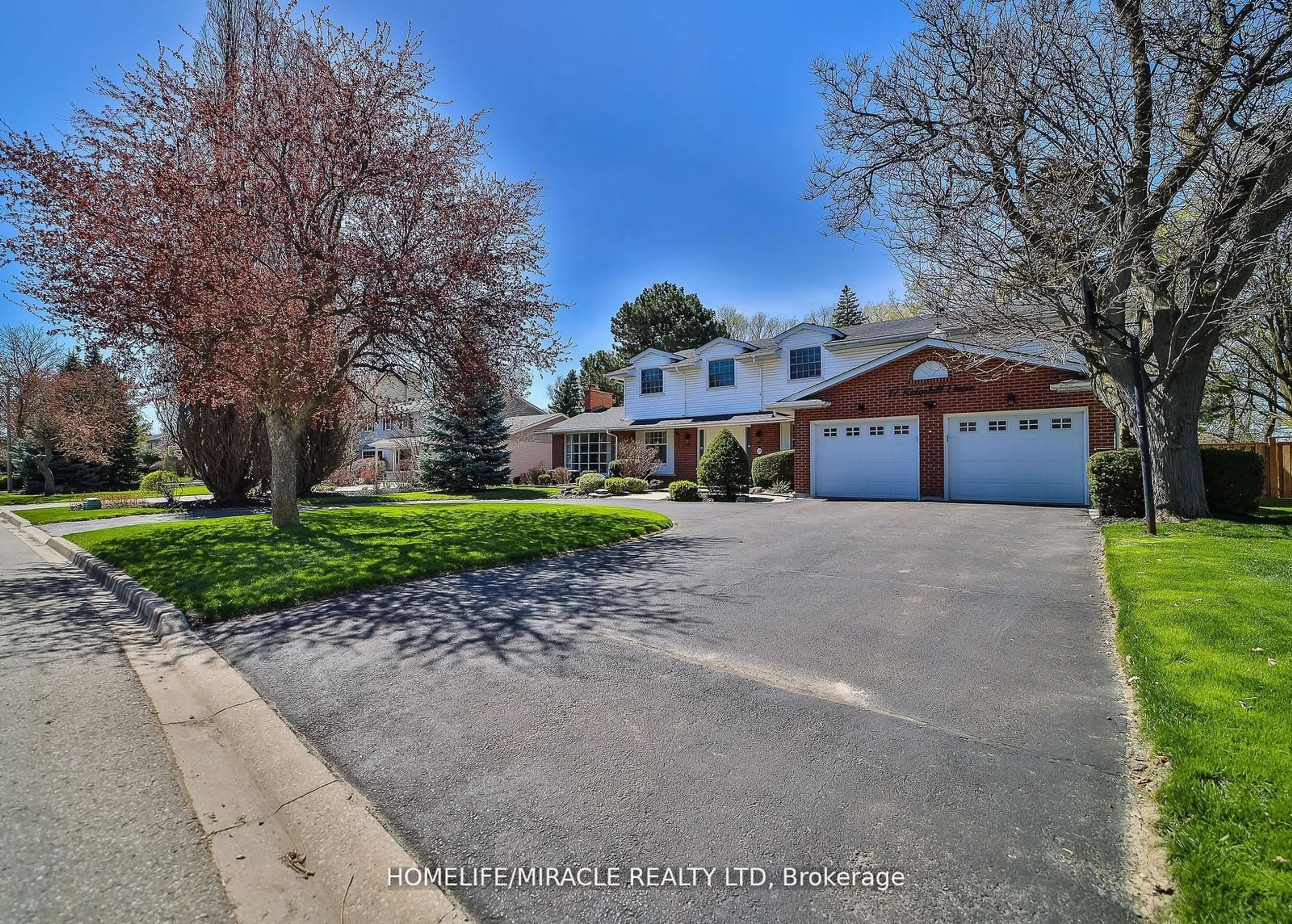 A pic from outside/outdoor area/front of a property/back of a property/a pic from drone, street for 17 Ridgehill Dr, Brampton Ontario L6Y 2C3