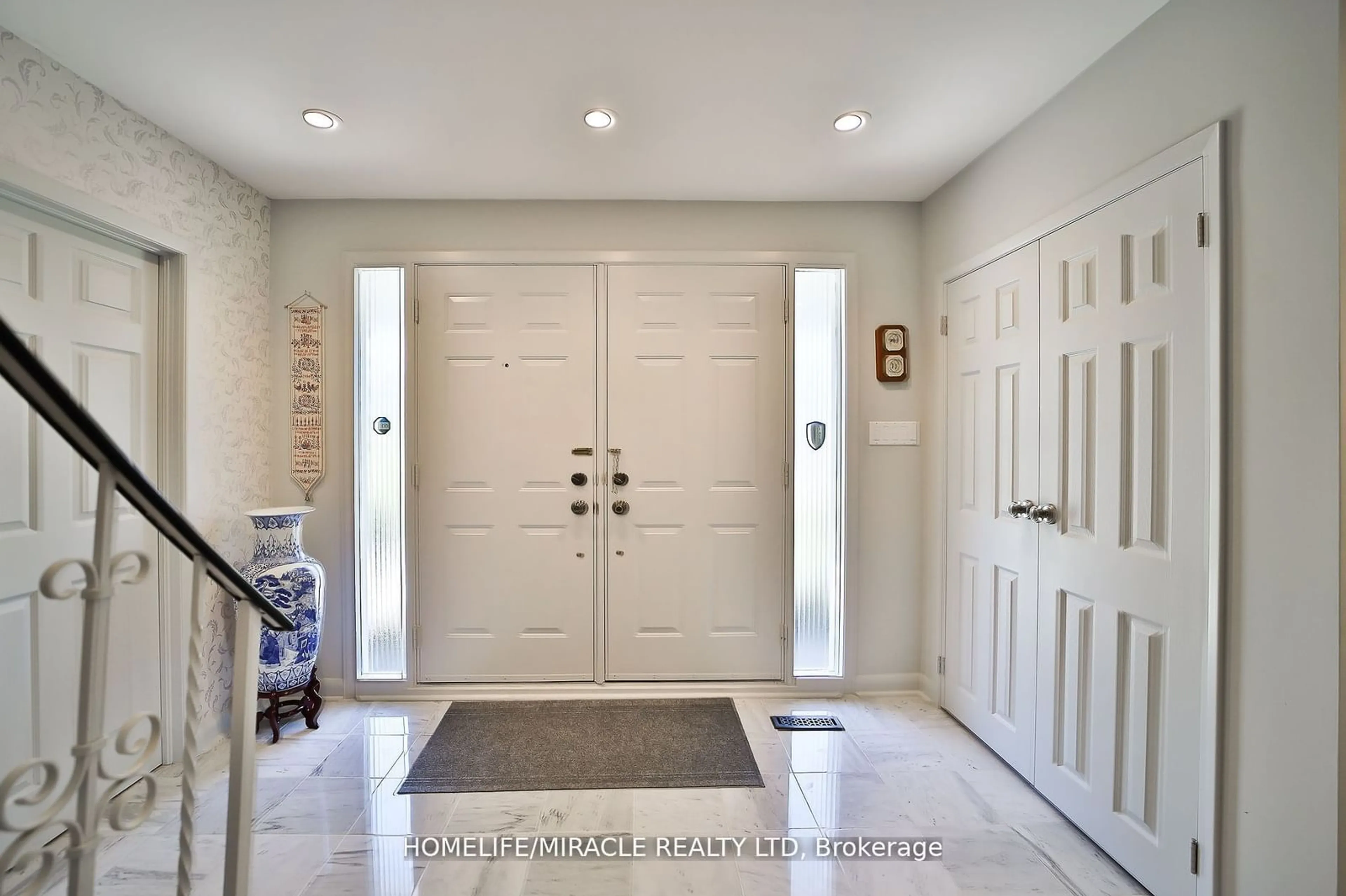 Indoor entryway for 17 Ridgehill Dr, Brampton Ontario L6Y 2C3