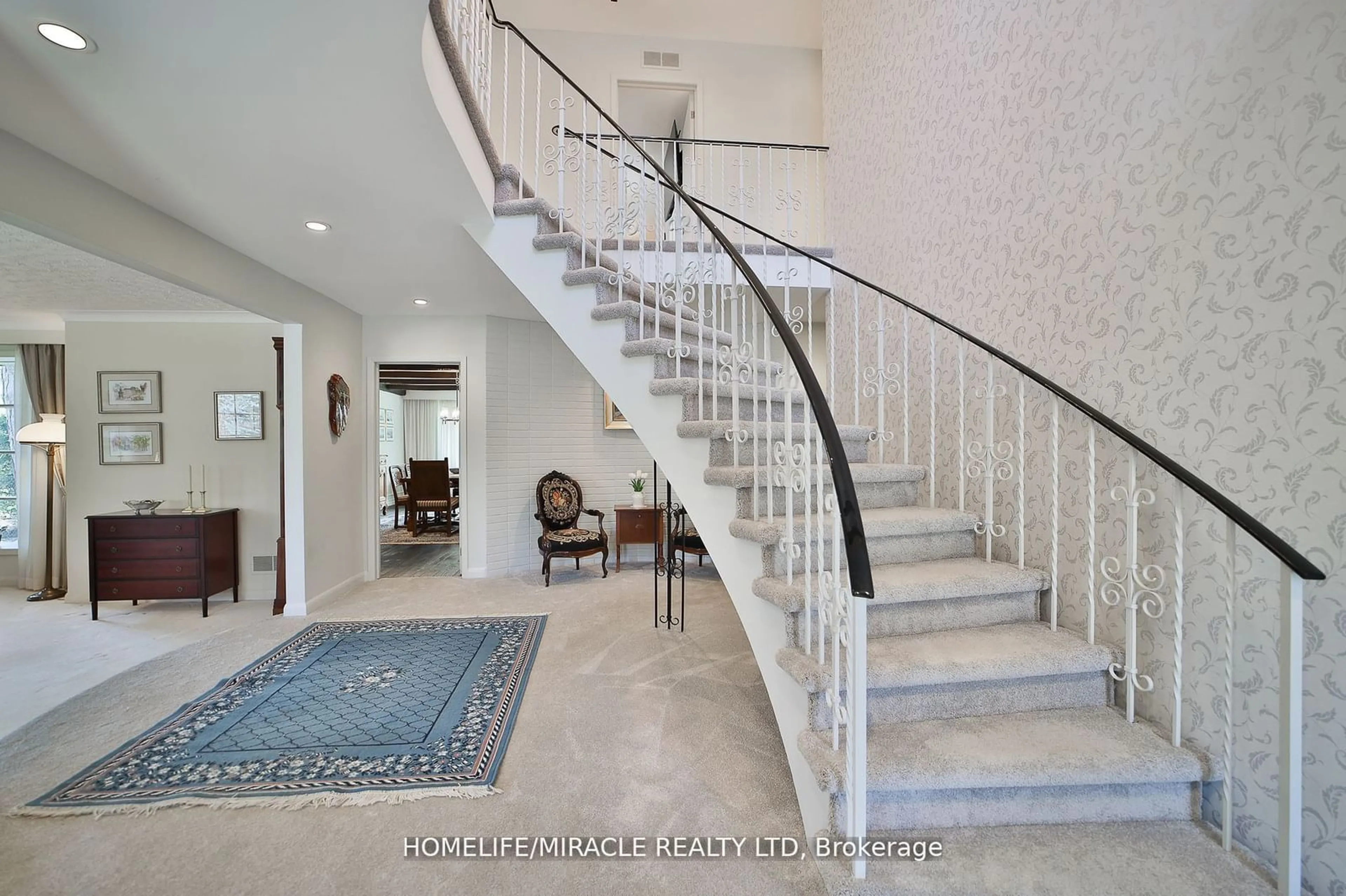 Indoor foyer for 17 Ridgehill Dr, Brampton Ontario L6Y 2C3