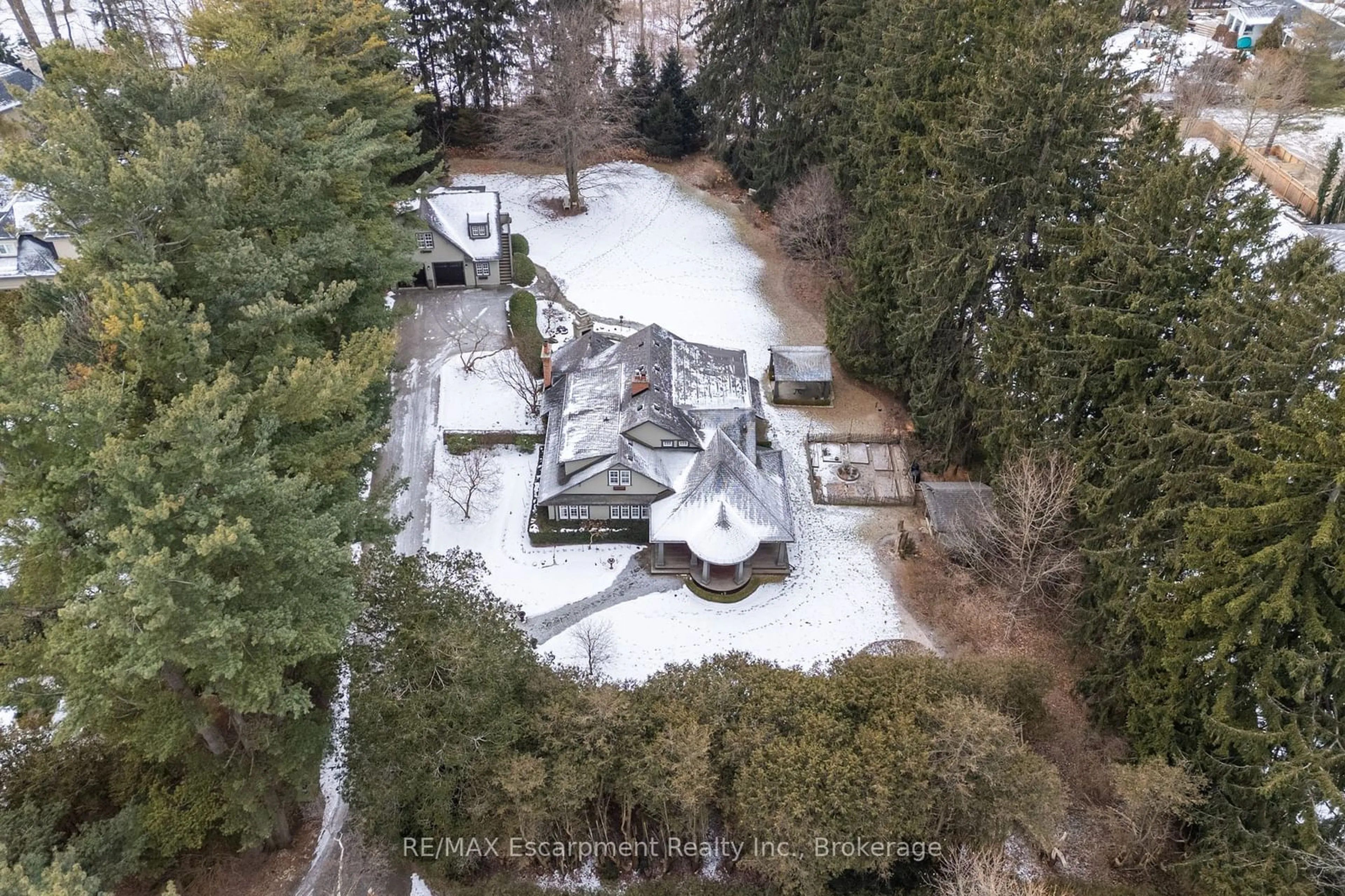 A pic from outside/outdoor area/front of a property/back of a property/a pic from drone, unknown for 2055 Lakeshore Rd, Oakville Ontario L6J 1M4