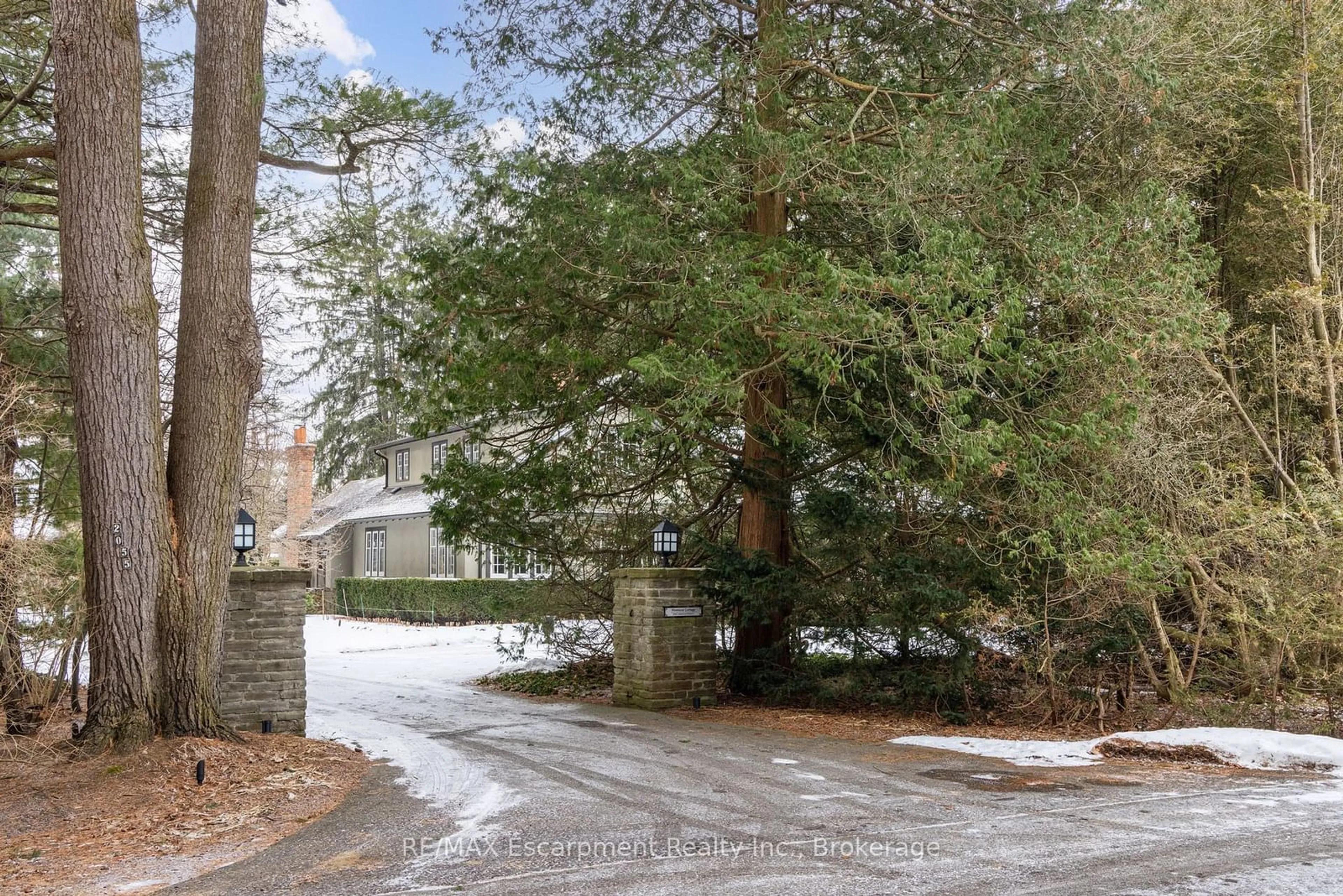 Unknown for 2055 Lakeshore Rd, Oakville Ontario L6J 1M4