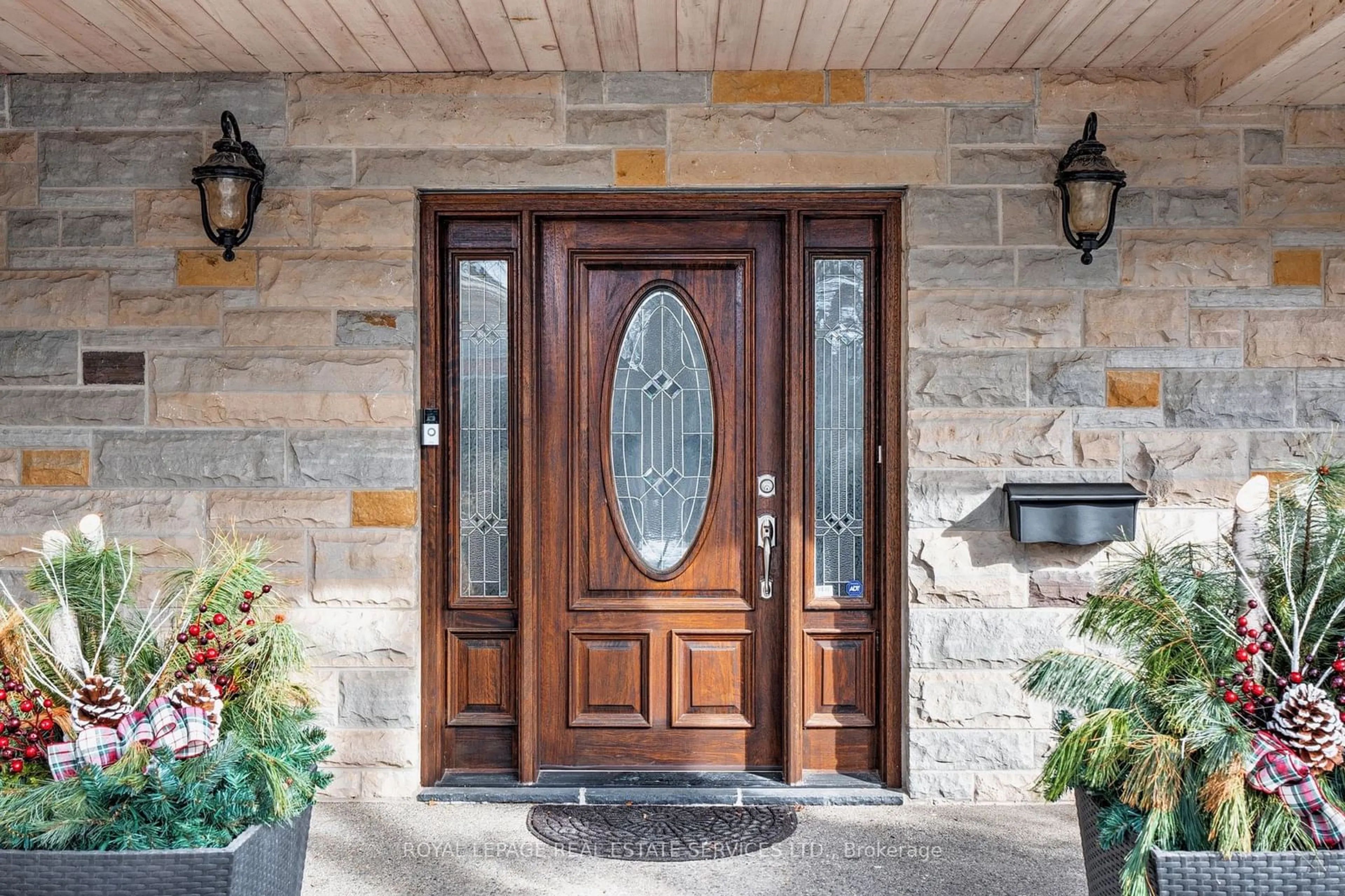 Indoor entryway for 167 Cairncroft Rd, Oakville Ontario L6J 4L8