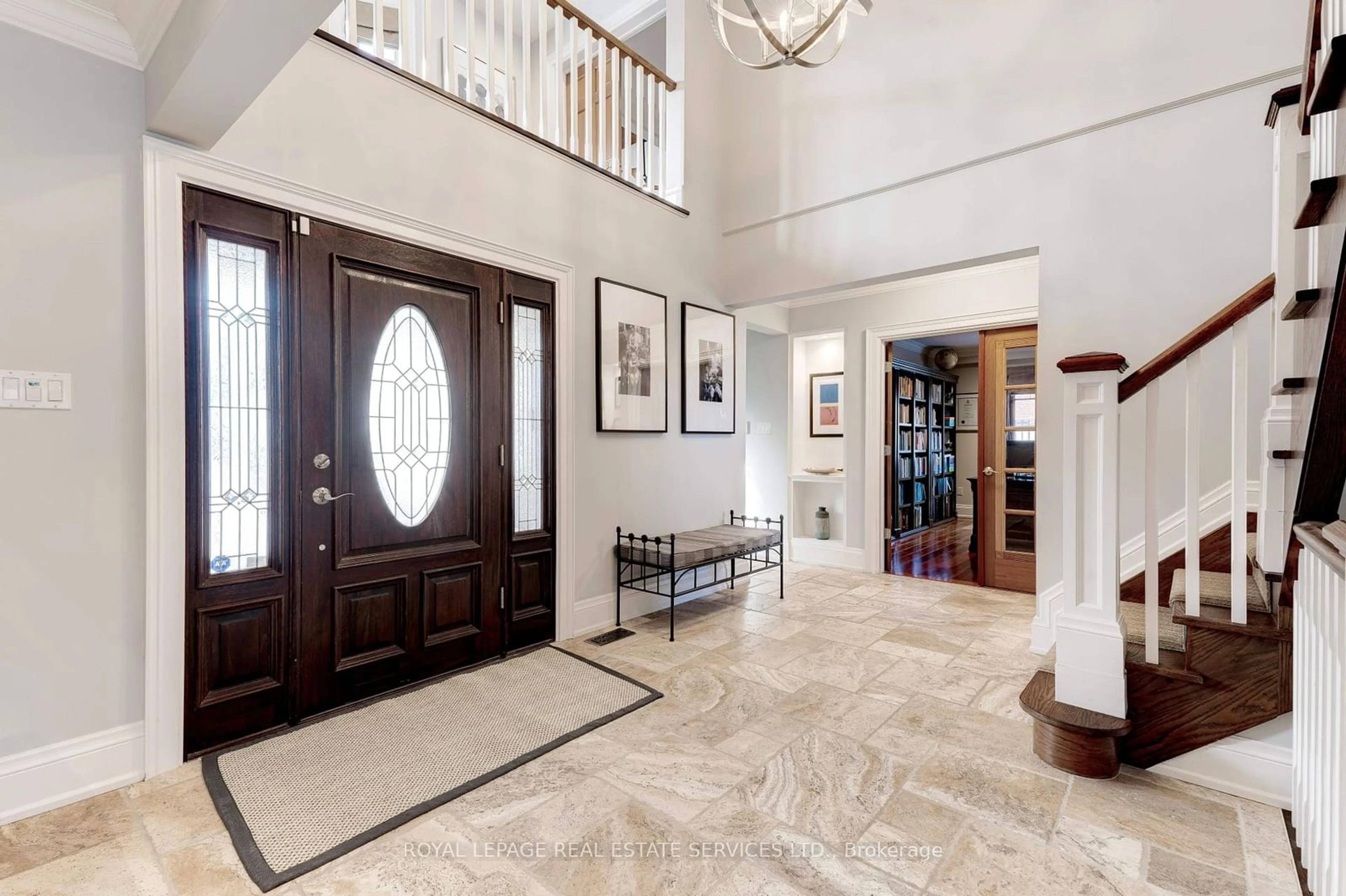 Indoor foyer for 167 Cairncroft Rd, Oakville Ontario L6J 4L8