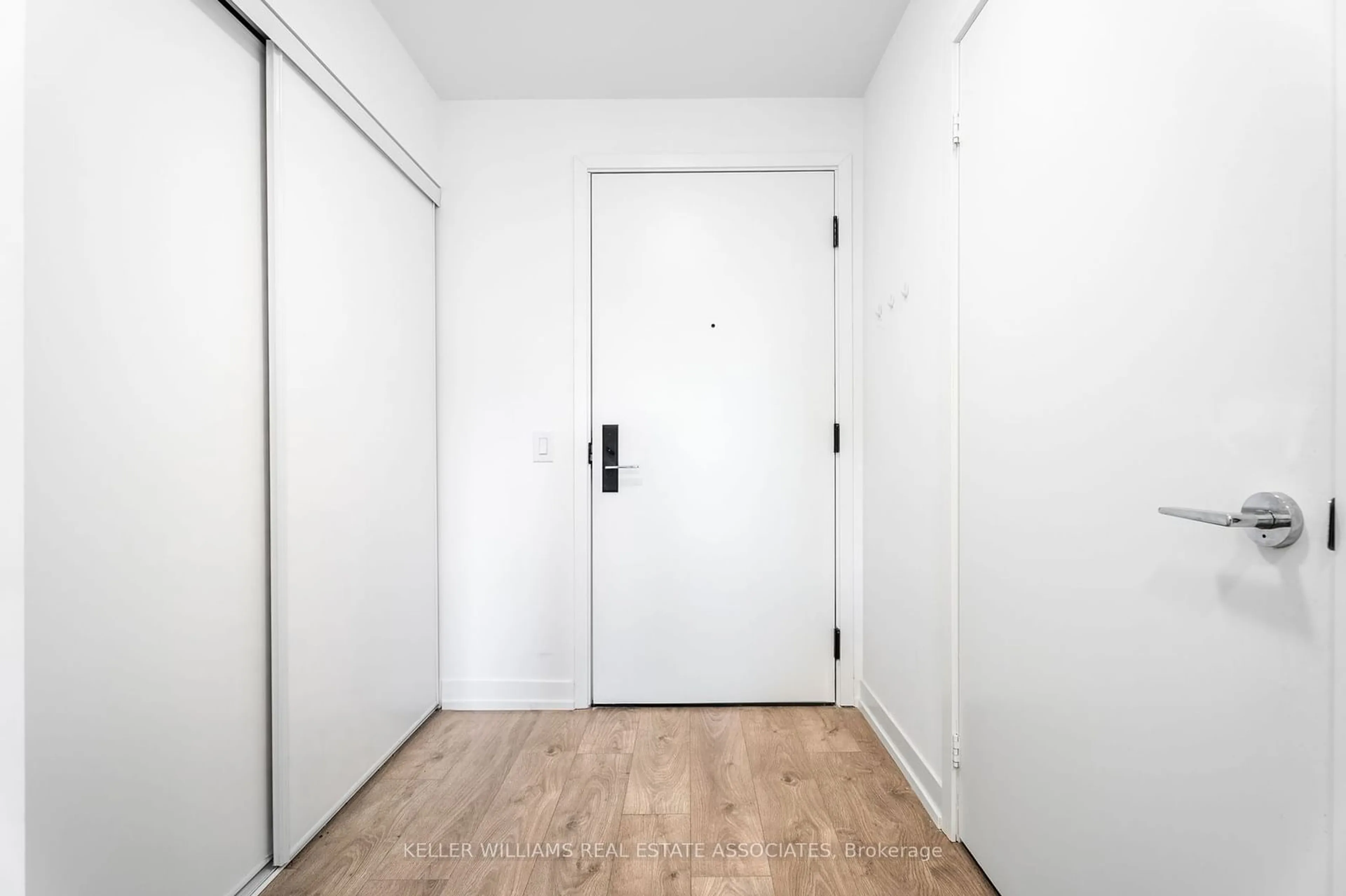 Indoor entryway for 270 Dufferin St #329, Toronto Ontario M6K 0H8