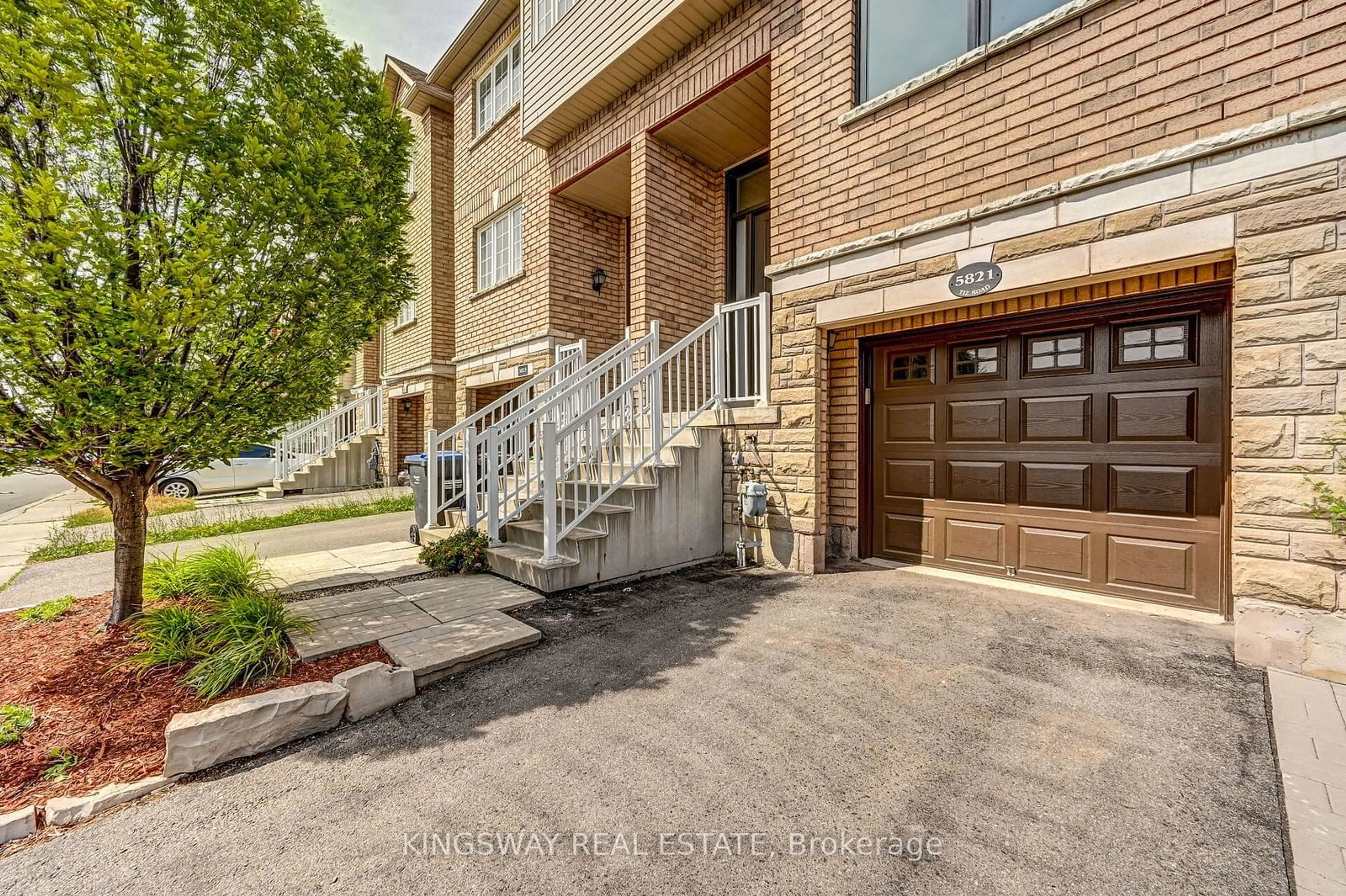 Home with brick exterior material, street for 5821 Tiz Rd, Mississauga Ontario L5R 0B4