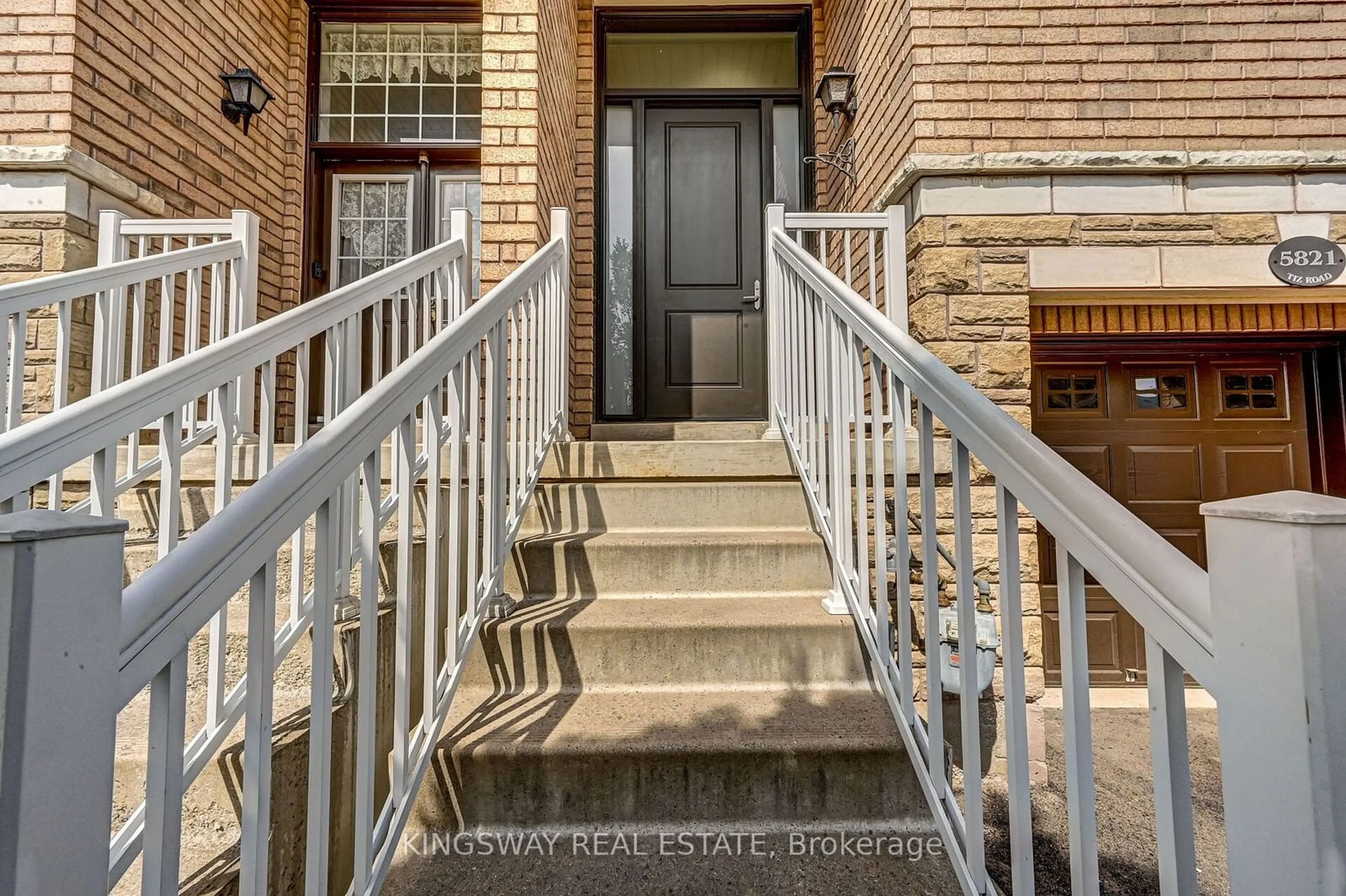 Indoor entryway for 5821 Tiz Rd, Mississauga Ontario L5R 0B4