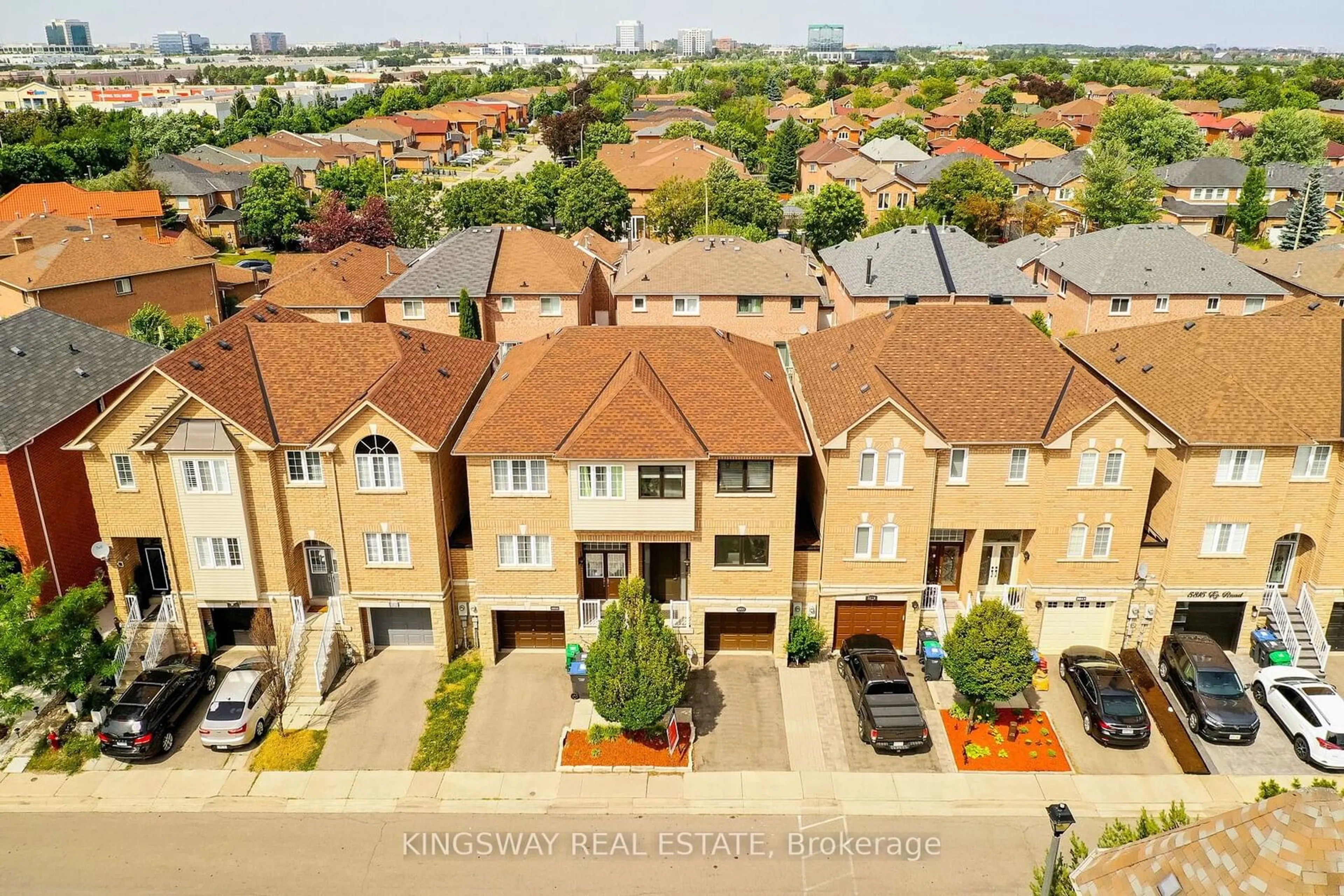 A pic from outside/outdoor area/front of a property/back of a property/a pic from drone, city buildings view from balcony for 5821 Tiz Rd, Mississauga Ontario L5R 0B4