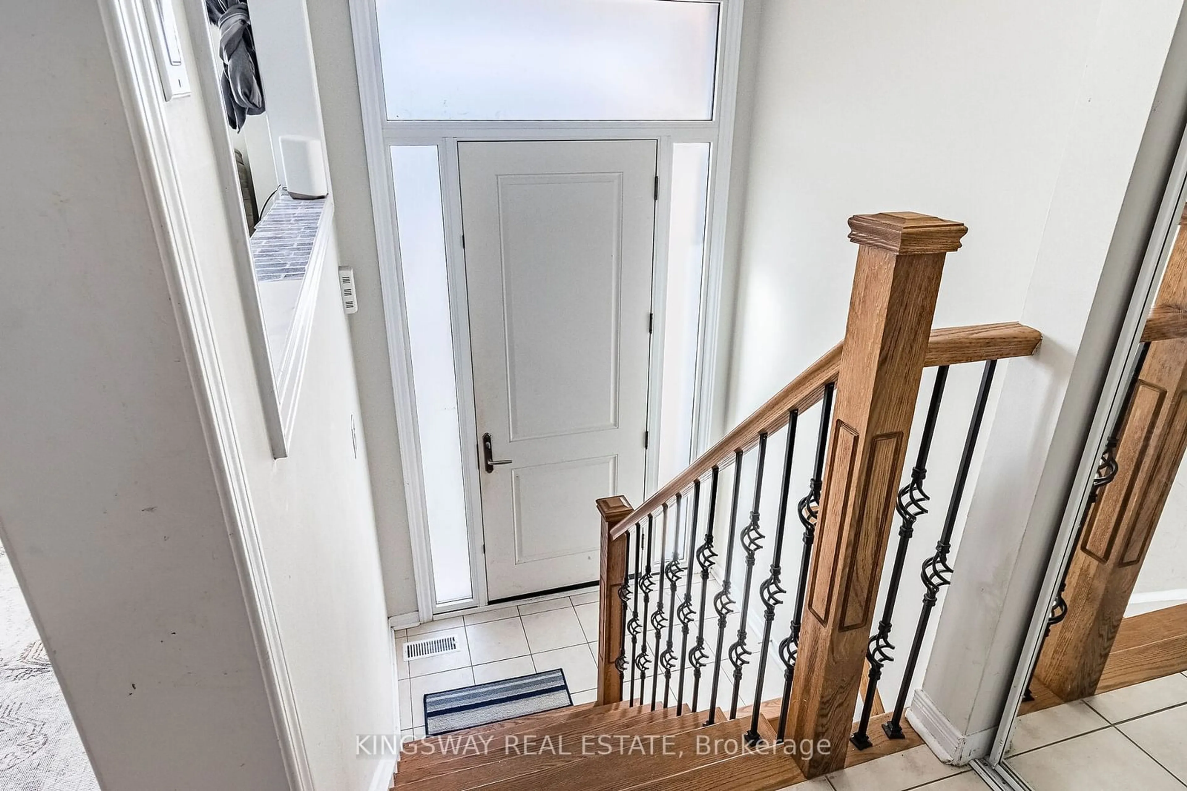 Indoor entryway for 5821 Tiz Rd, Mississauga Ontario L5R 0B4