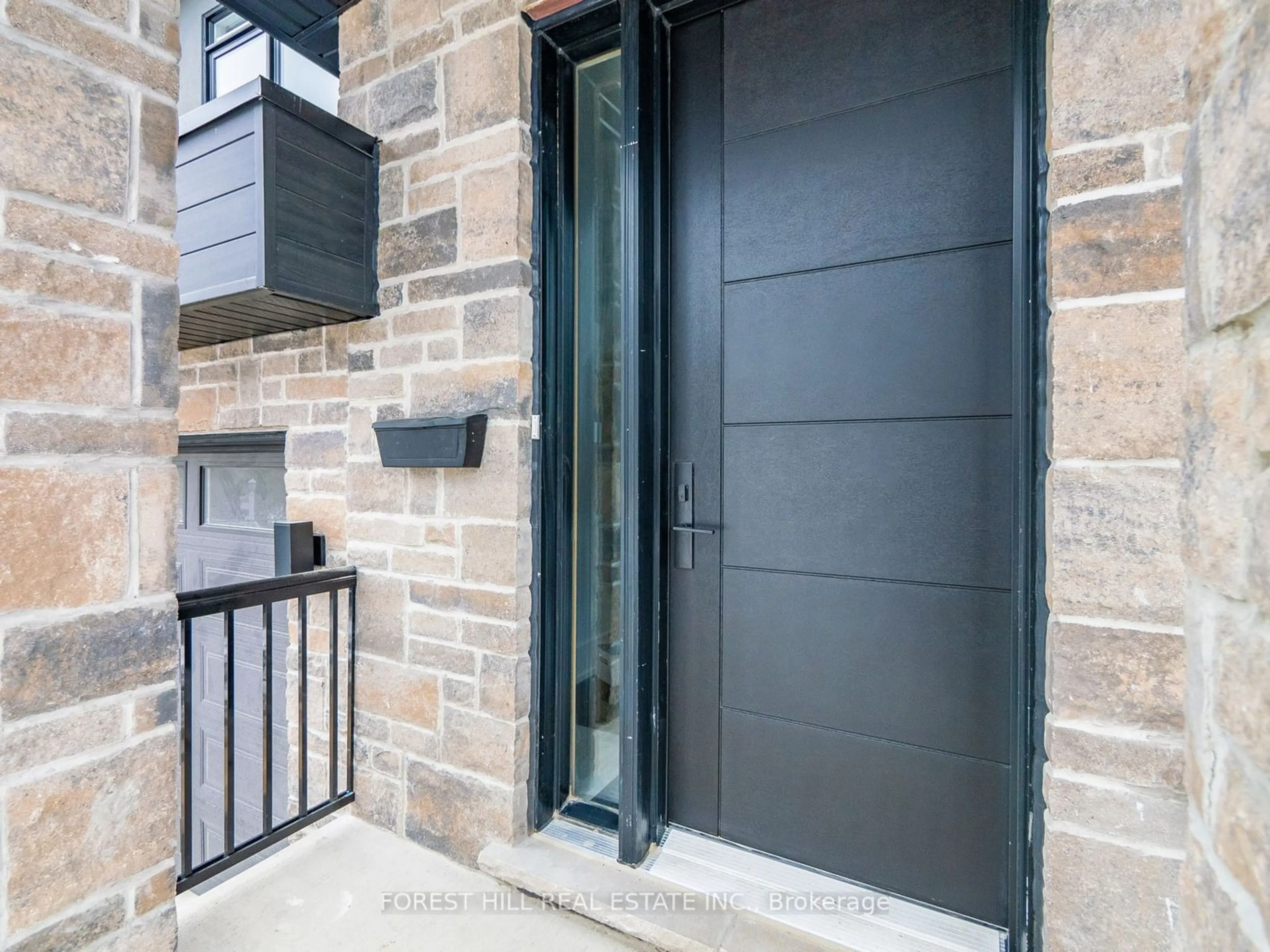 Indoor entryway for 1077 Fourth St, Mississauga Ontario L5E 1K4