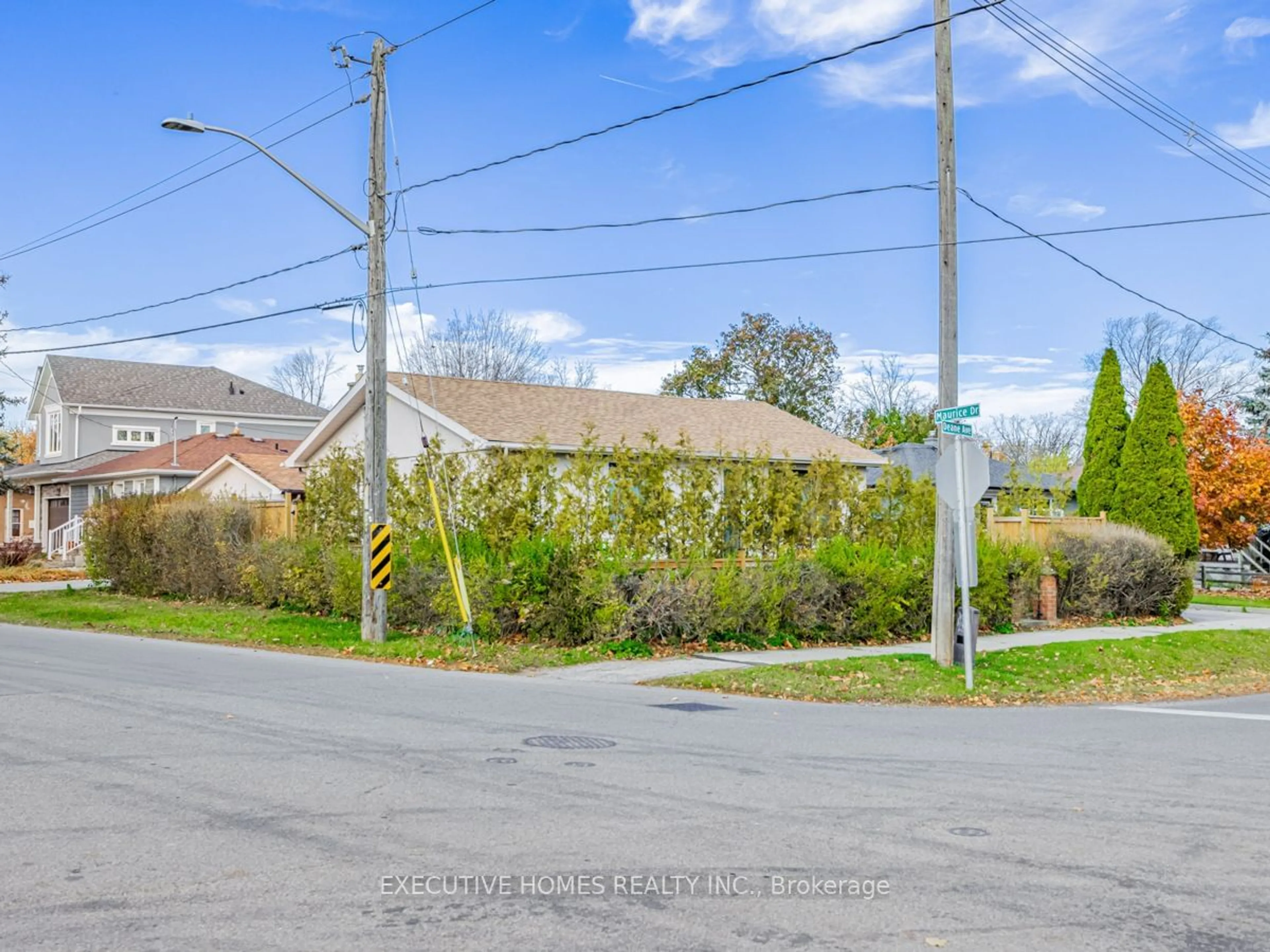 A pic from outside/outdoor area/front of a property/back of a property/a pic from drone, street for 191 DEANE Ave, Oakville Ontario L6K 1N4