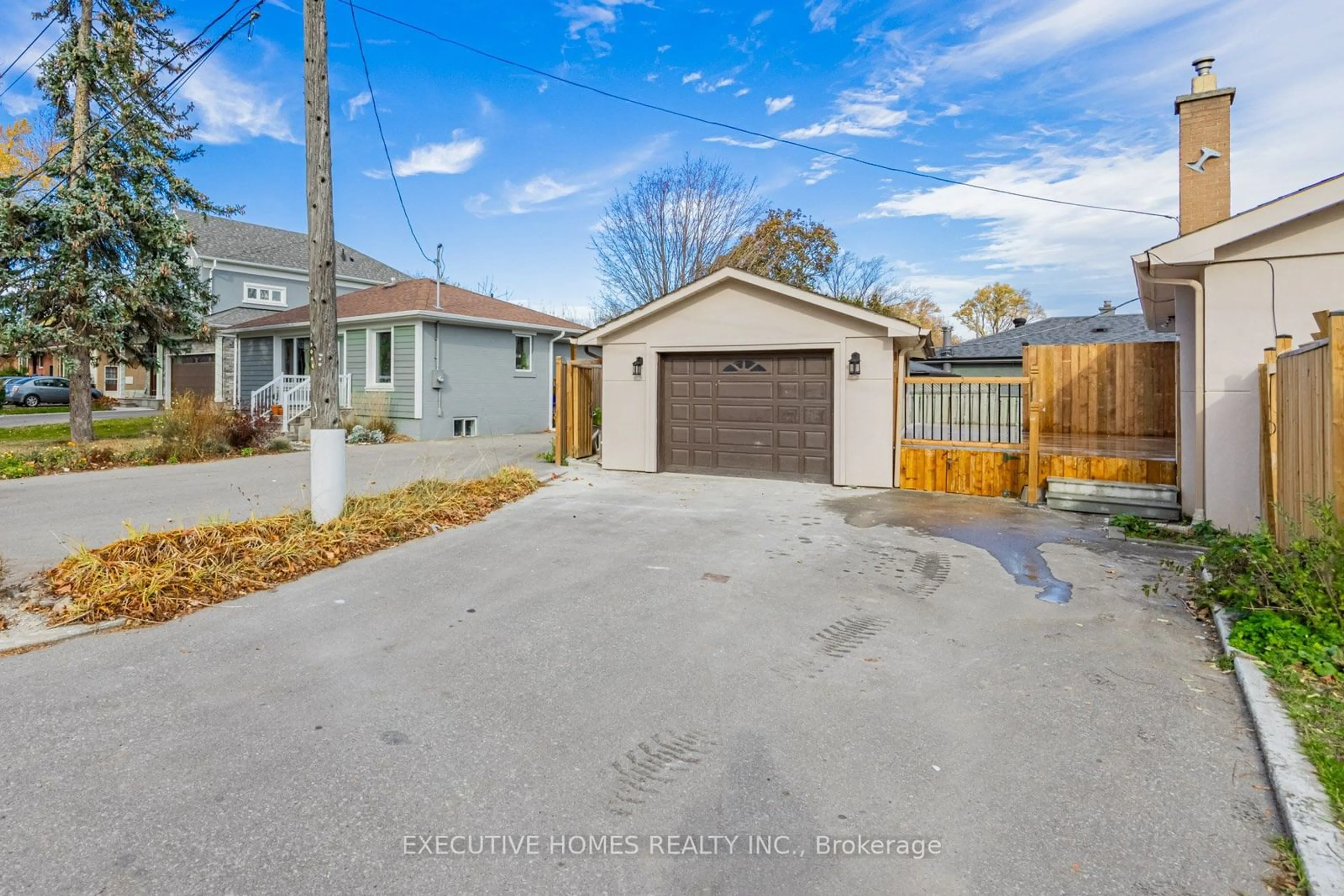 A pic from outside/outdoor area/front of a property/back of a property/a pic from drone, street for 191 DEANE Ave, Oakville Ontario L6K 1N4