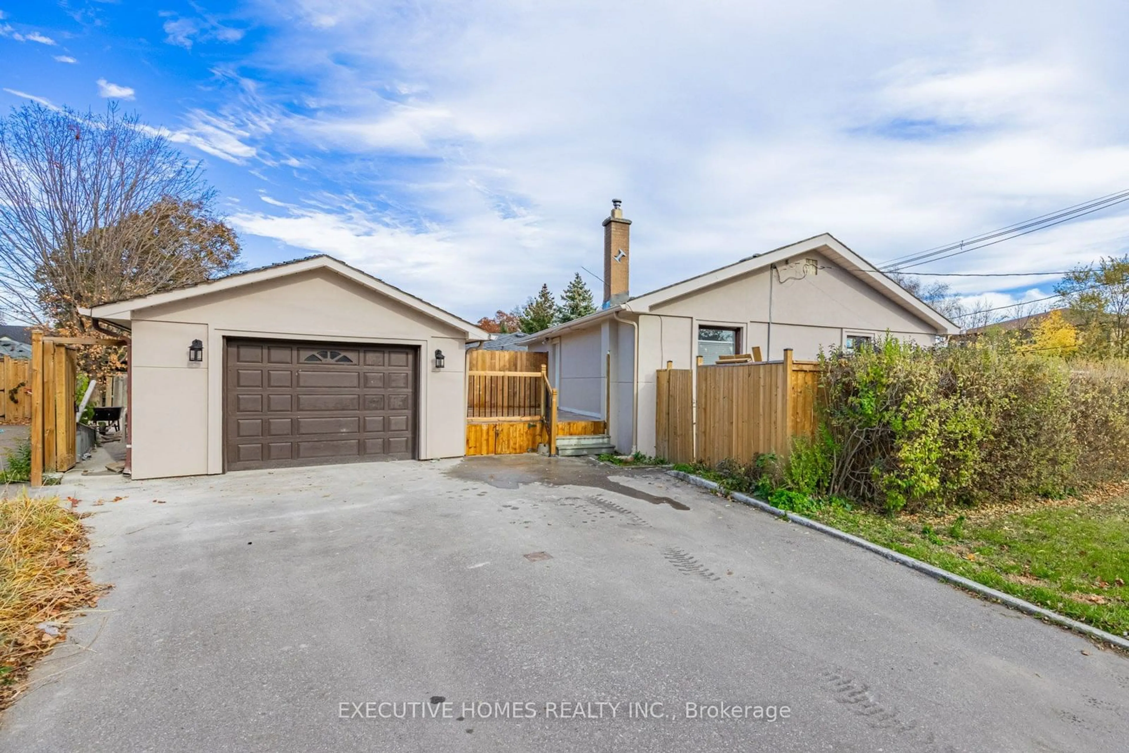 A pic from outside/outdoor area/front of a property/back of a property/a pic from drone, street for 191 DEANE Ave, Oakville Ontario L6K 1N4