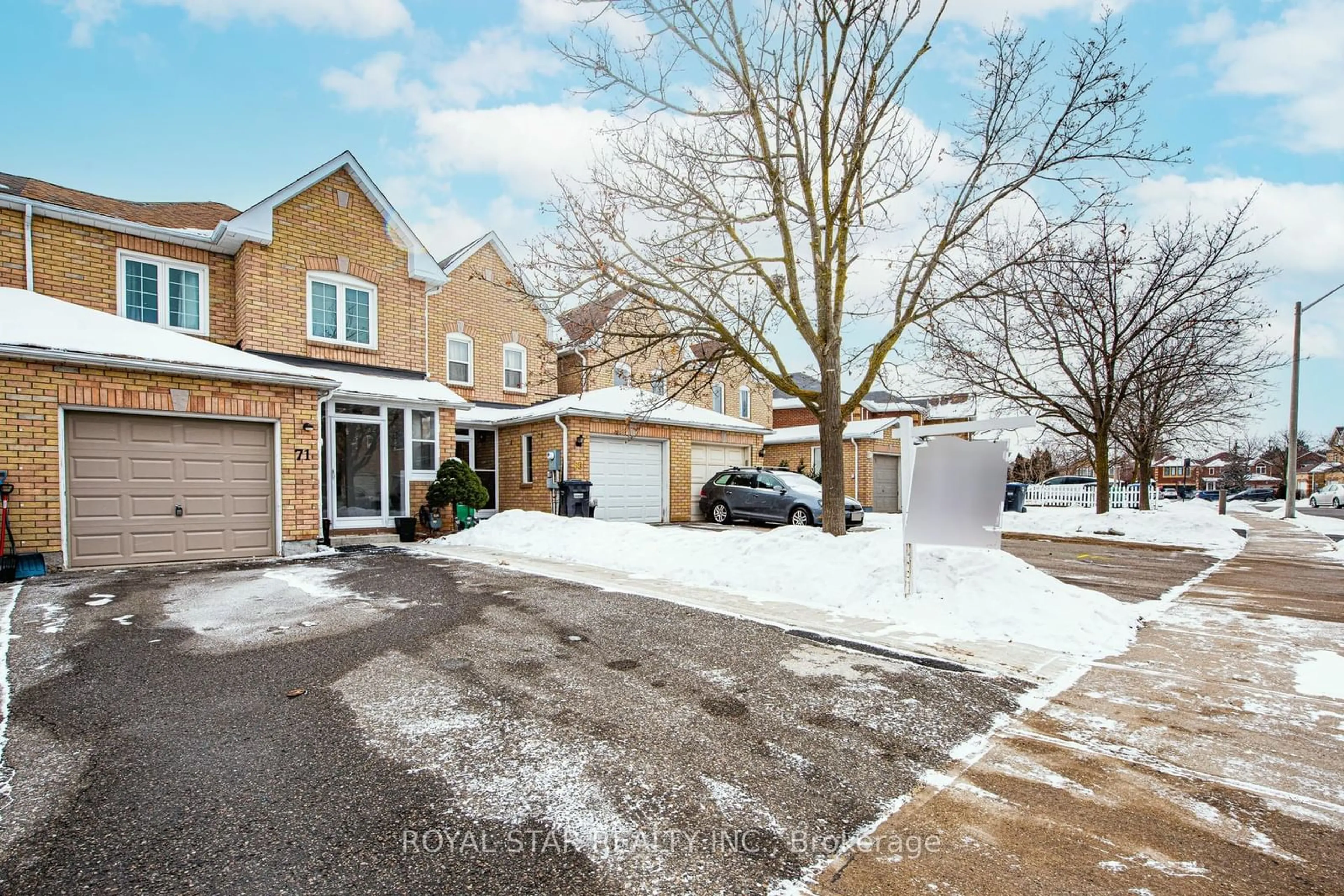 A pic from outside/outdoor area/front of a property/back of a property/a pic from drone, street for 71 Muirland Cres, Brampton Ontario L6X 4P3