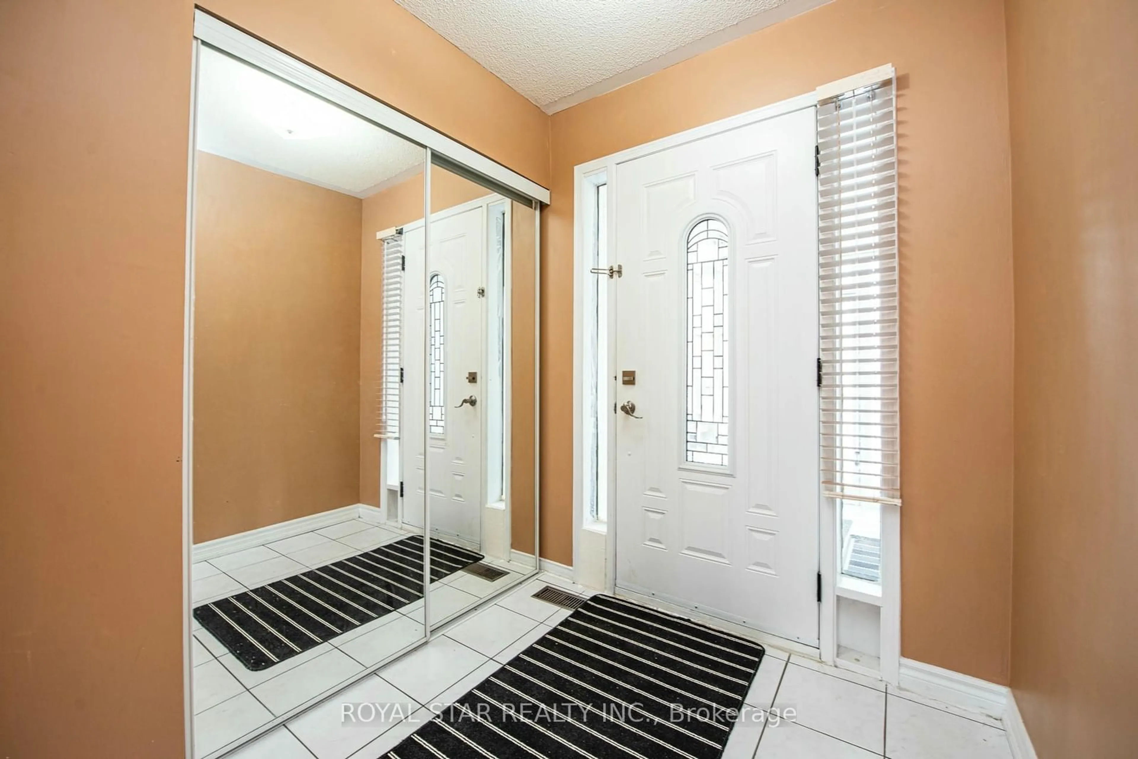 Indoor entryway for 71 Muirland Cres, Brampton Ontario L6X 4P3