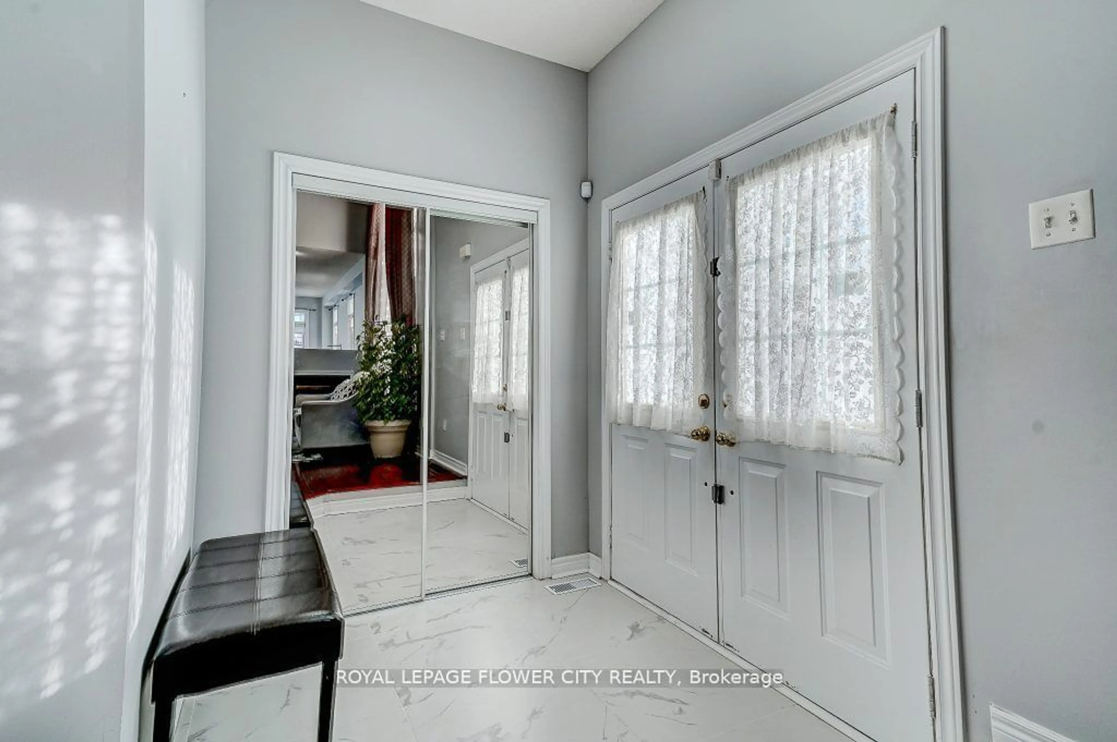 Indoor entryway for 99 SOUTHLAKE Blvd, Brampton Ontario L6V 4S8