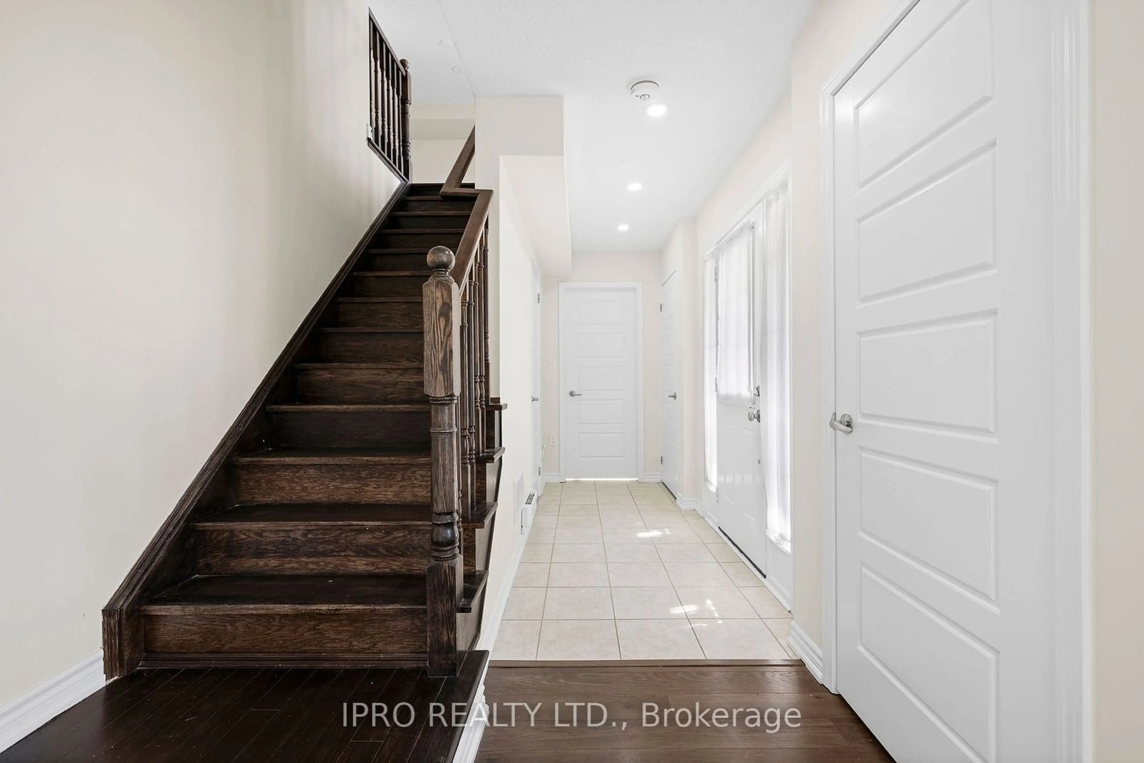 Indoor entryway for 585 Laking Terr, Milton Ontario L9T 9J2