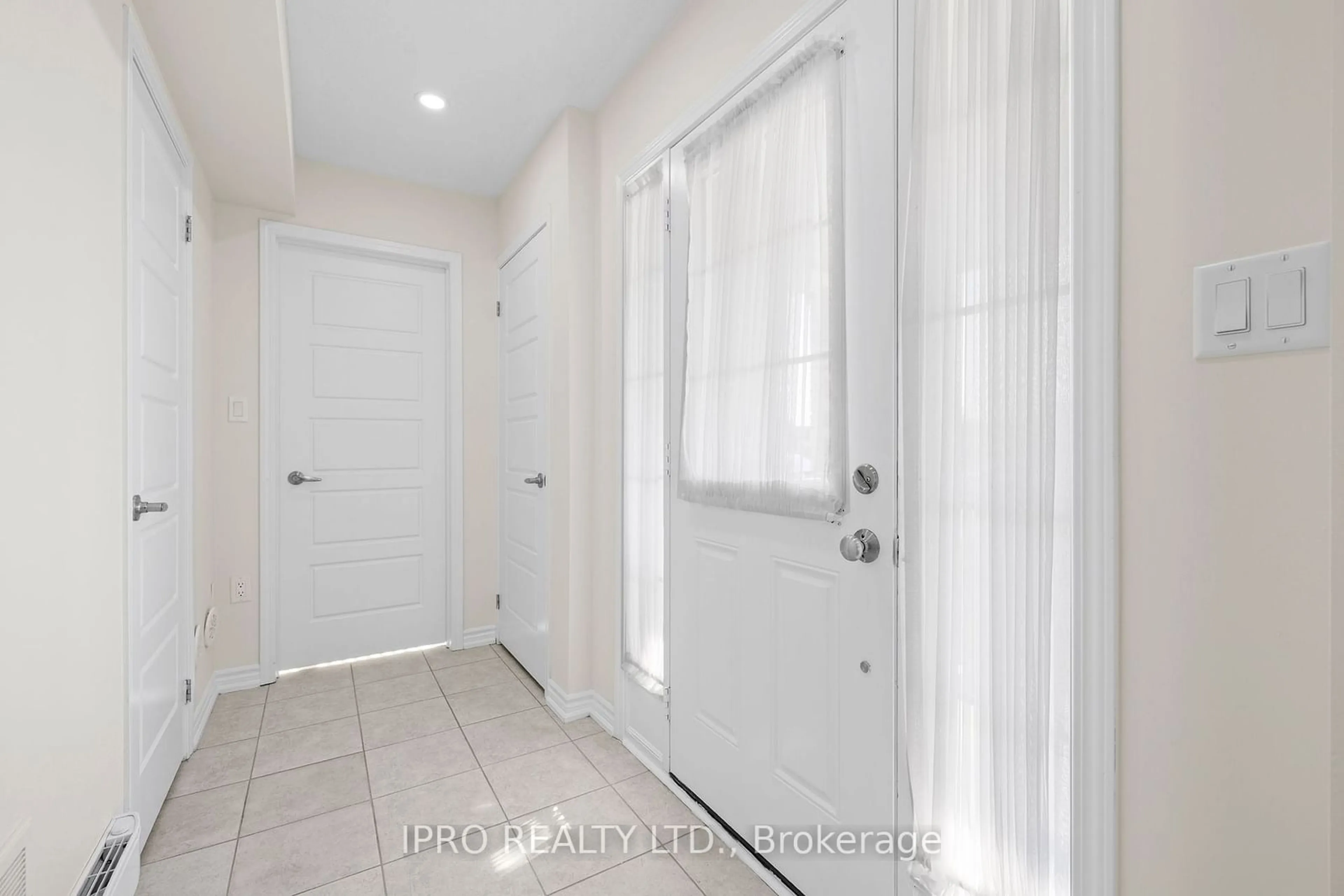 Indoor entryway for 585 Laking Terr, Milton Ontario L9T 9J2