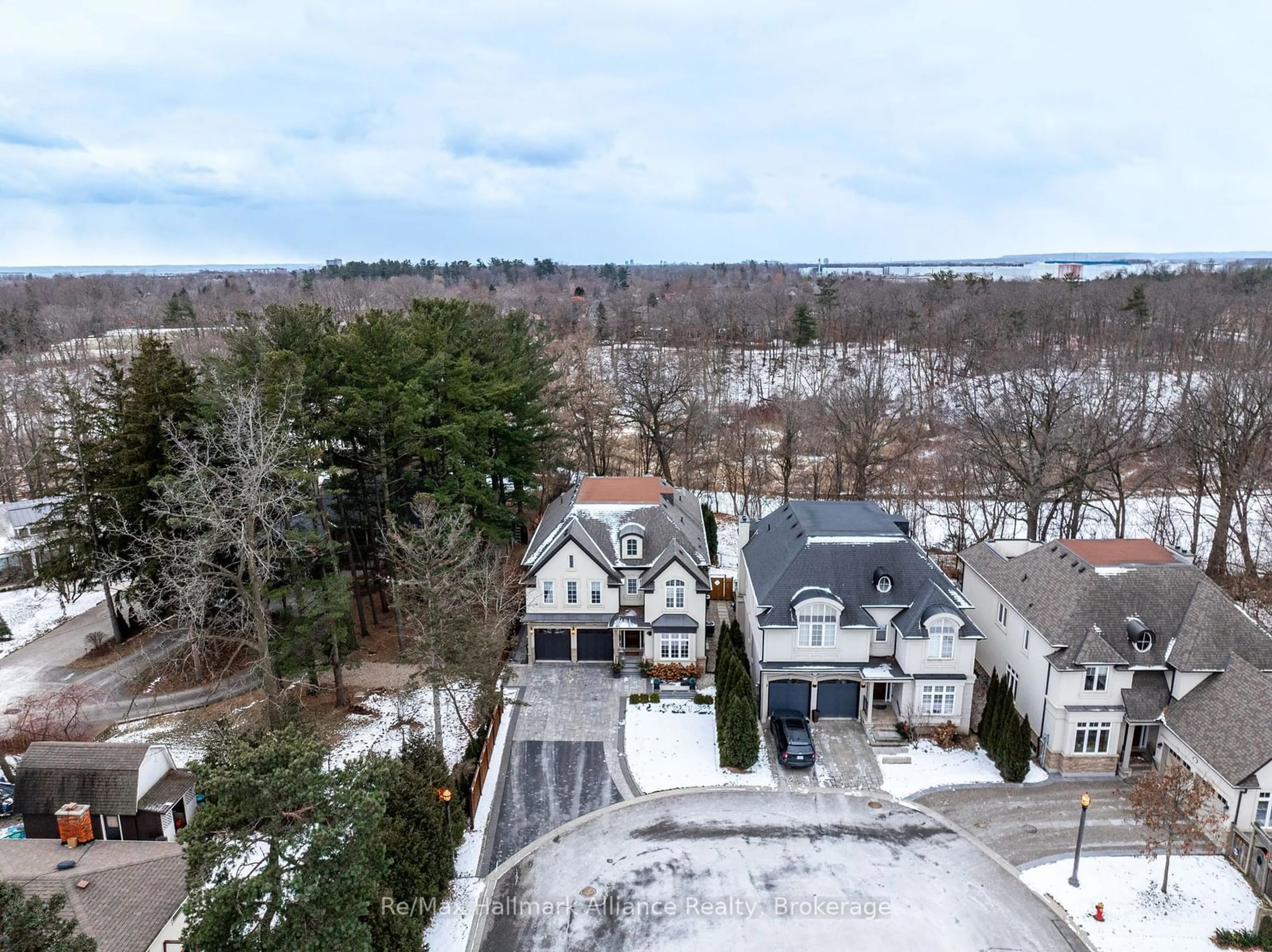 A pic from outside/outdoor area/front of a property/back of a property/a pic from drone, unknown for 2557 Kate Common, Oakville Ontario L6L 3C6