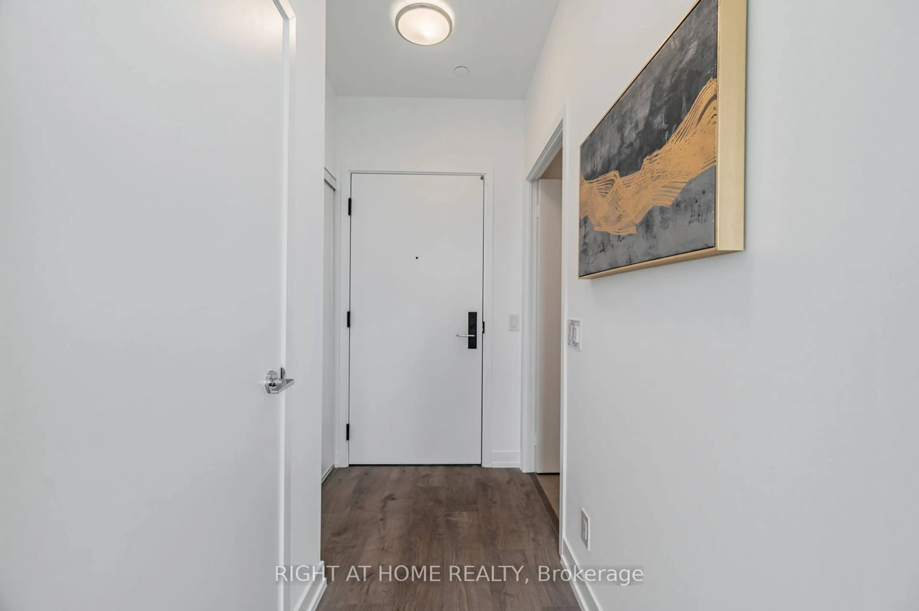 Indoor entryway for 270 Dufferin St #506, Toronto Ontario M6K 0H8