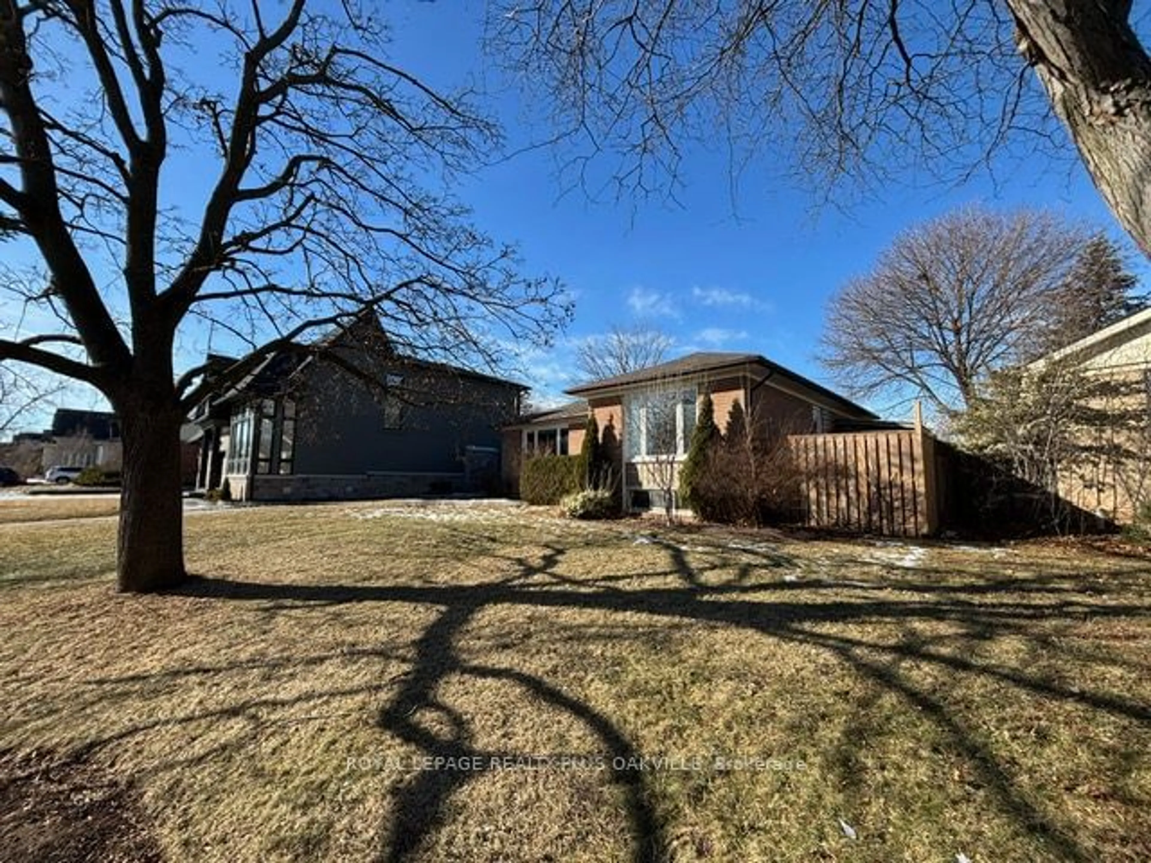 A pic from outside/outdoor area/front of a property/back of a property/a pic from drone, unknown for 1337 Sheldon Ave, Oakville Ontario L6L 2P9