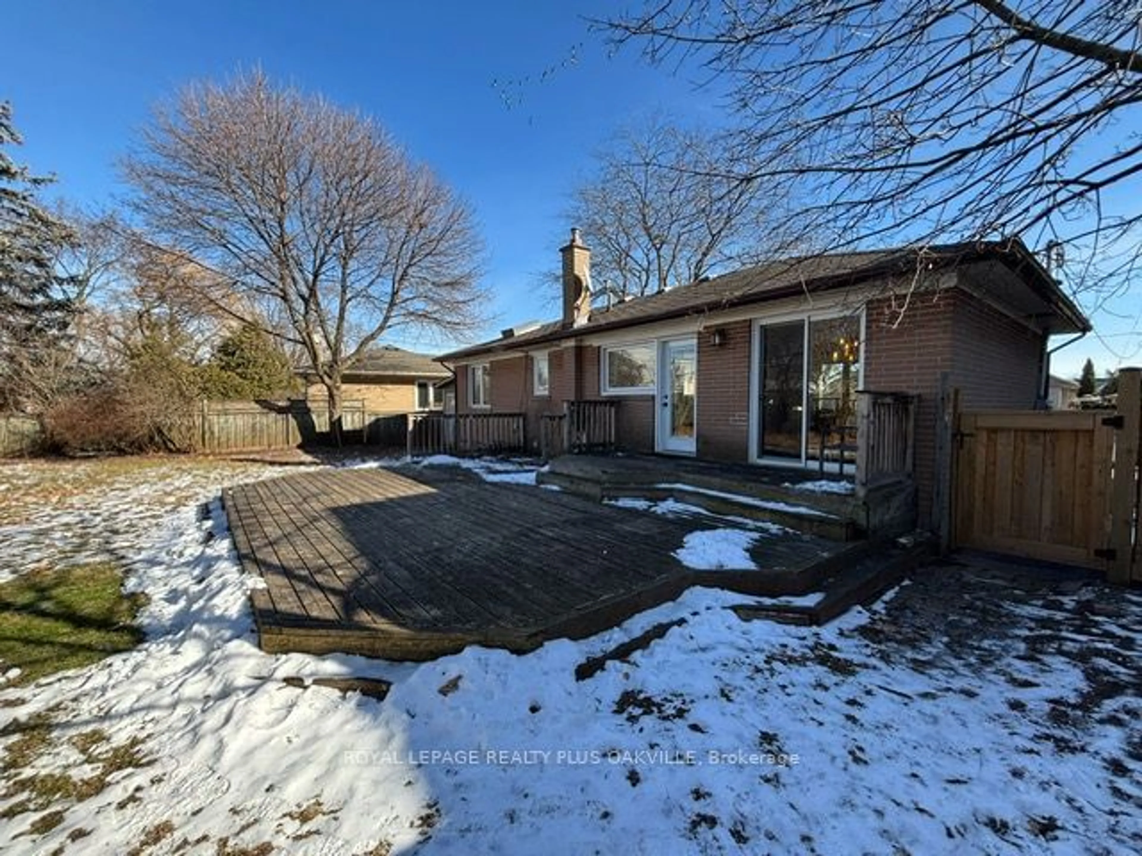 A pic from outside/outdoor area/front of a property/back of a property/a pic from drone, street for 1337 Sheldon Ave, Oakville Ontario L6L 2P9