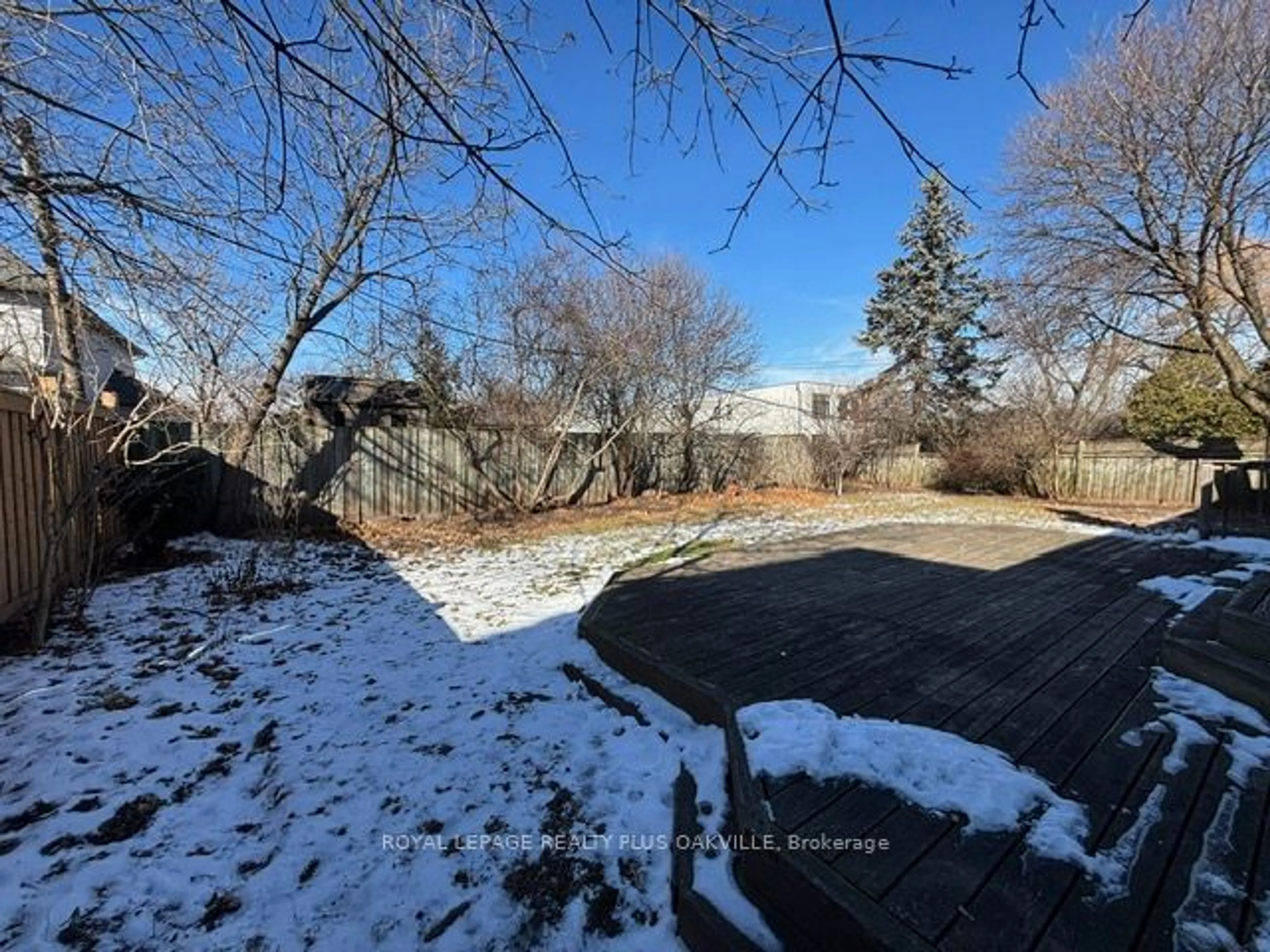 A pic from outside/outdoor area/front of a property/back of a property/a pic from drone, unknown for 1337 Sheldon Ave, Oakville Ontario L6L 2P9