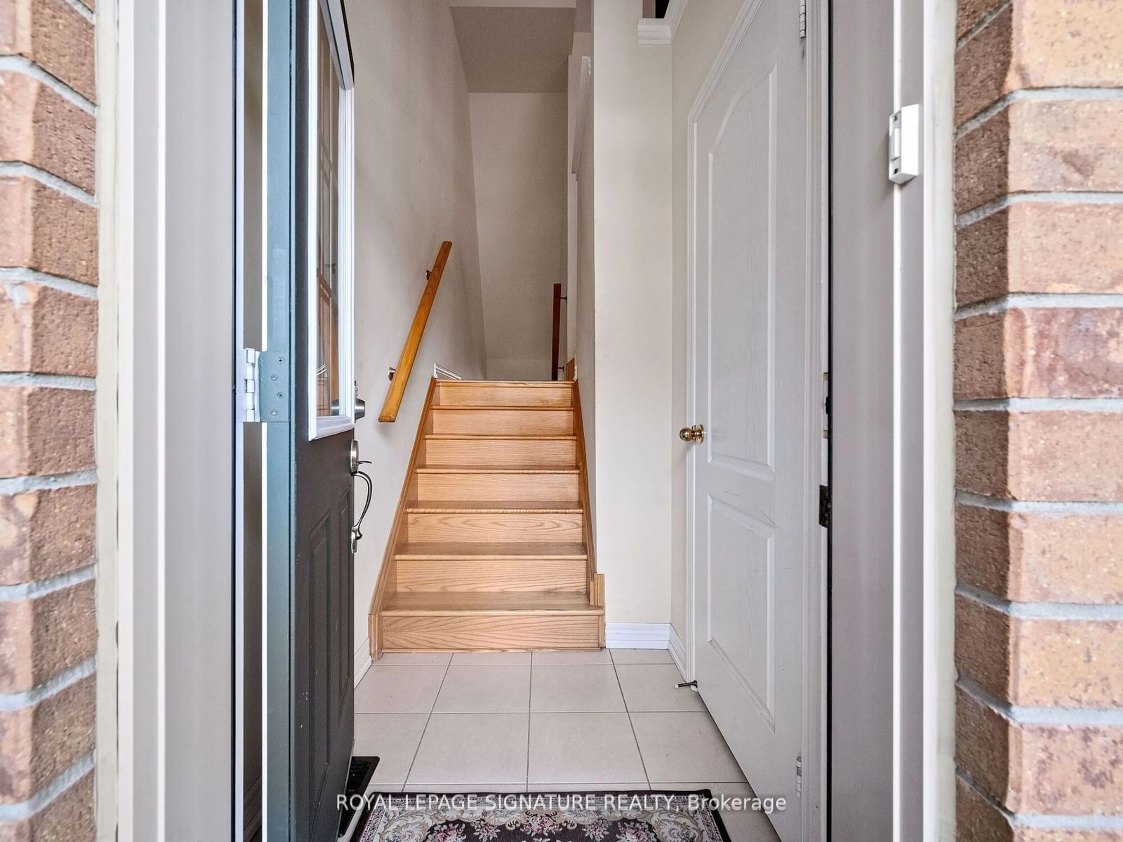 Indoor entryway for 39 Sea Drifter Cres, Brampton Ontario L6P 4B2