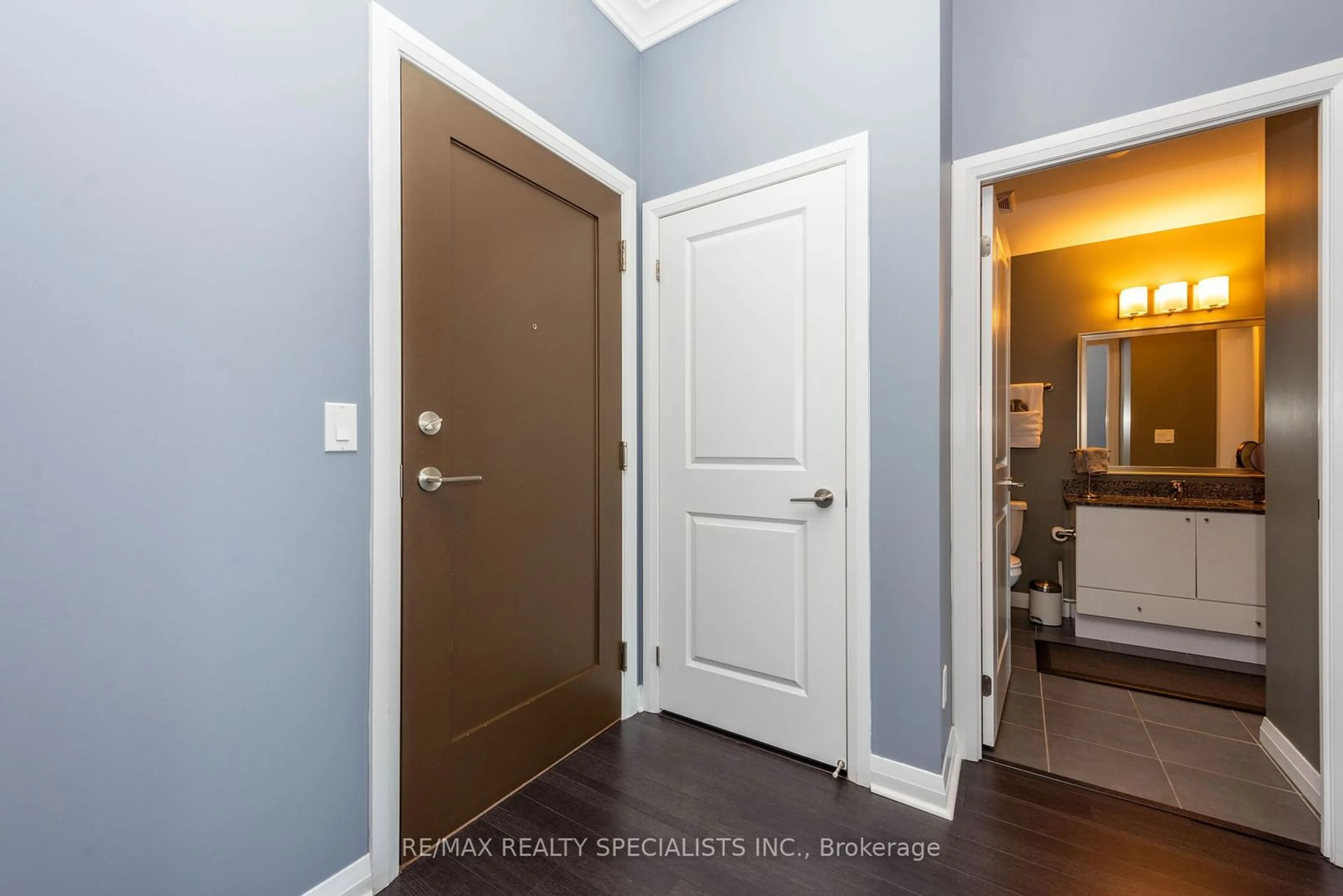 Indoor entryway for 55 Eglinton Ave #405, Mississauga Ontario L5R 0E4