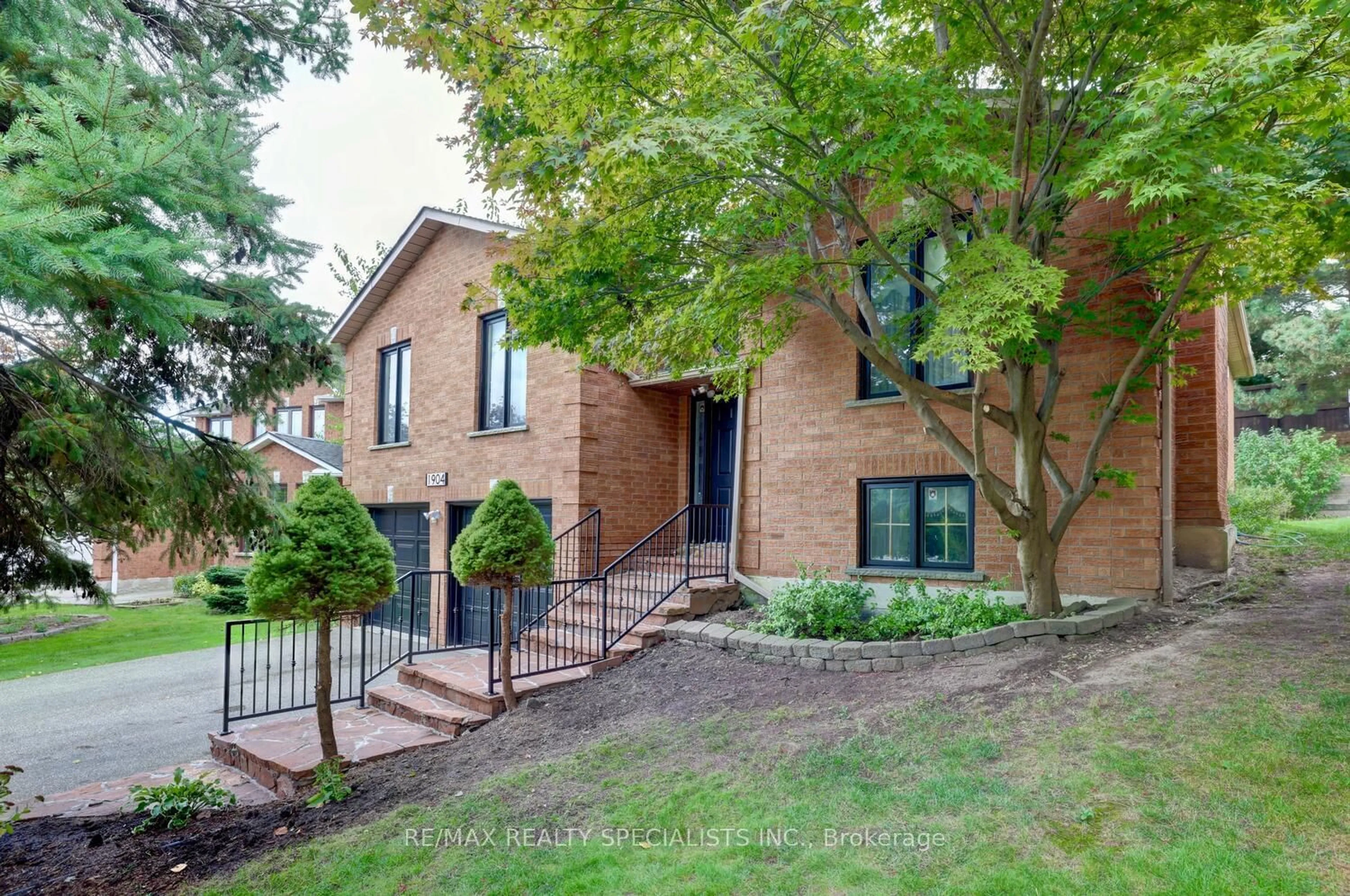 Home with brick exterior material, street for 1904 Knights Crt, Mississauga Ontario L5K 2N4