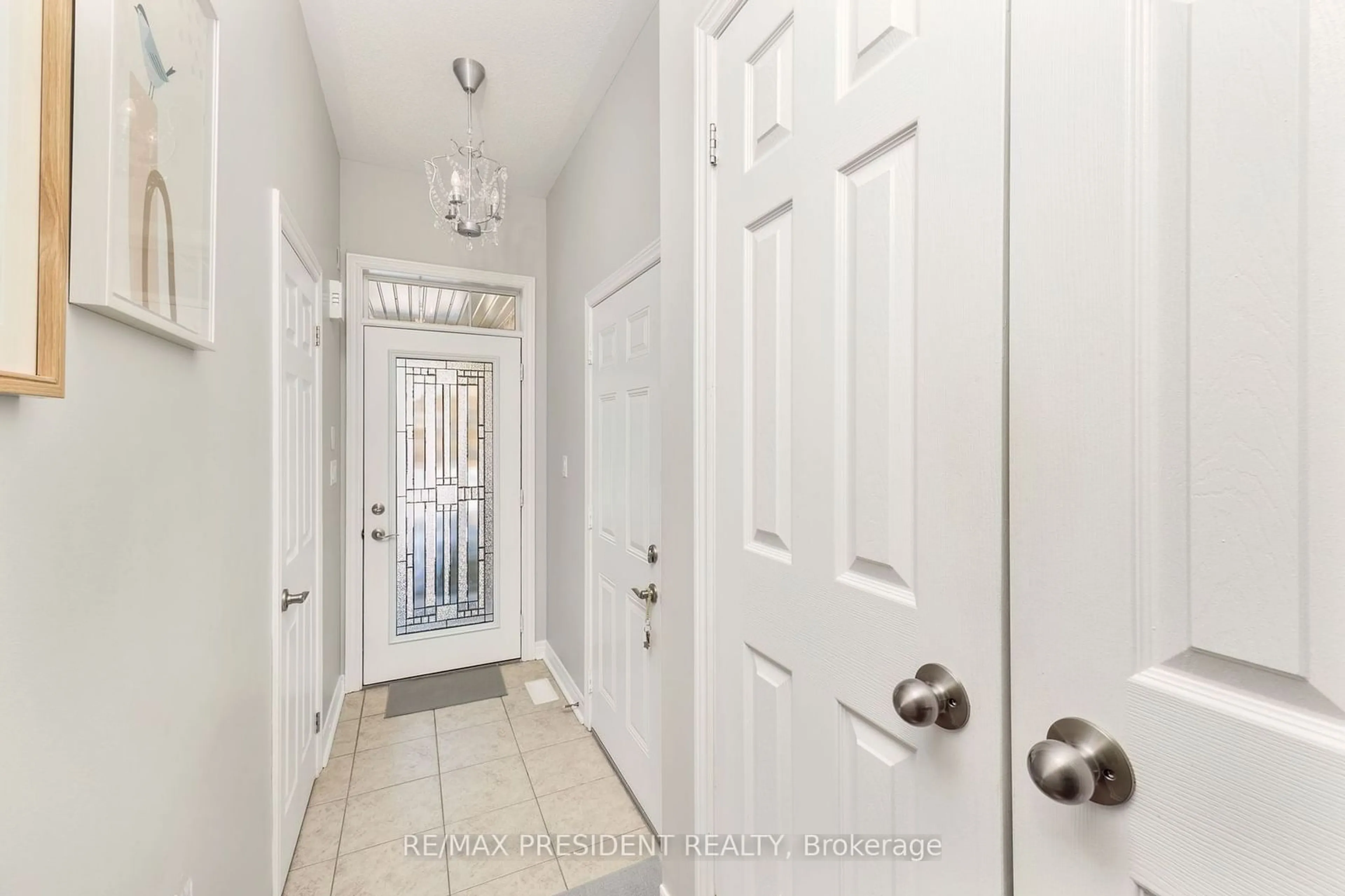 Indoor entryway for 7 Aspenview Ave, Caledon Ontario L7C 3P9