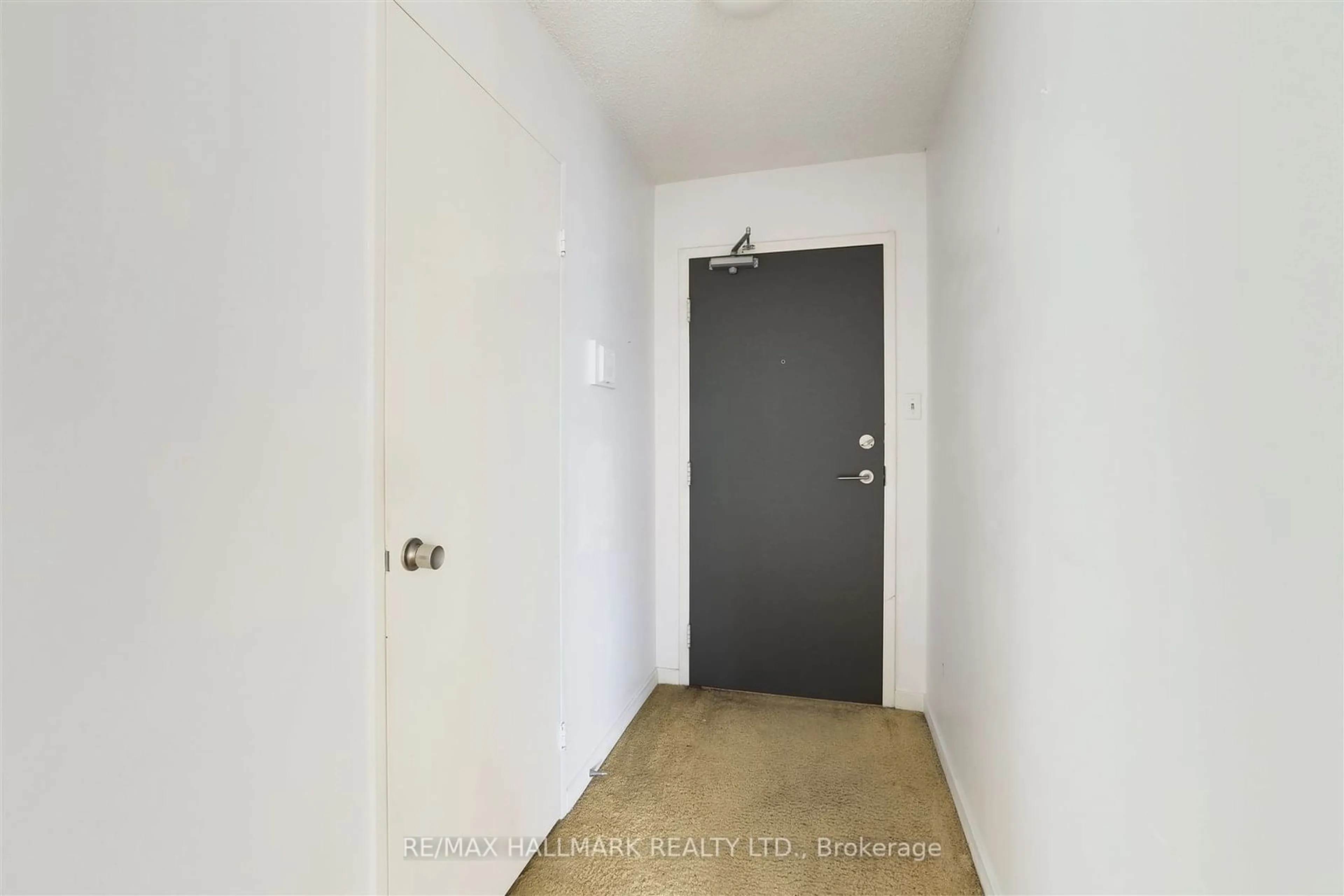 Indoor entryway for 1580 Mississauga Valley Blvd #1110, Mississauga Ontario L5A 3T8