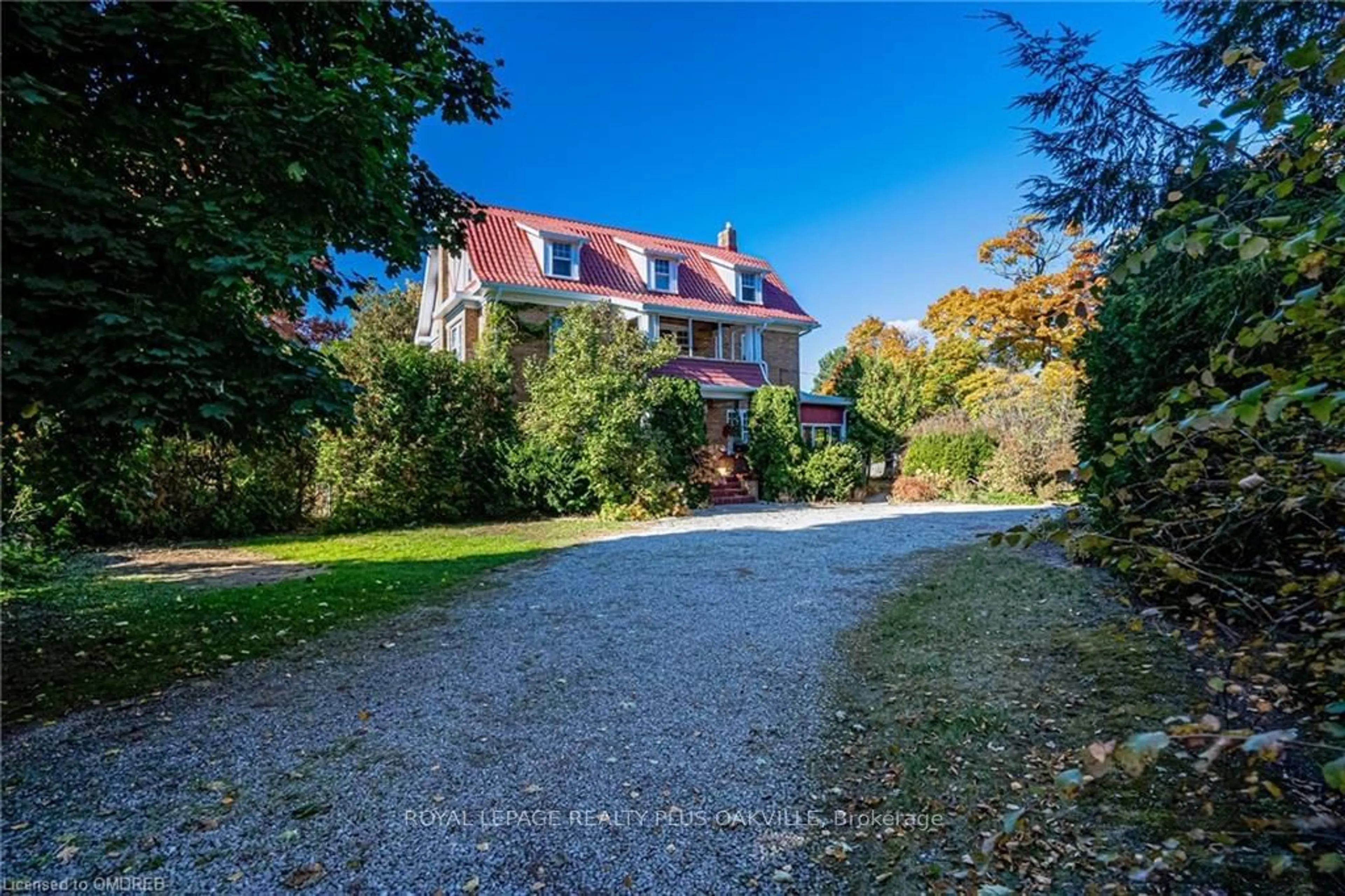 A pic from outside/outdoor area/front of a property/back of a property/a pic from drone, street for 3175 Lakeshore Rd, Oakville Ontario L6L 1J7