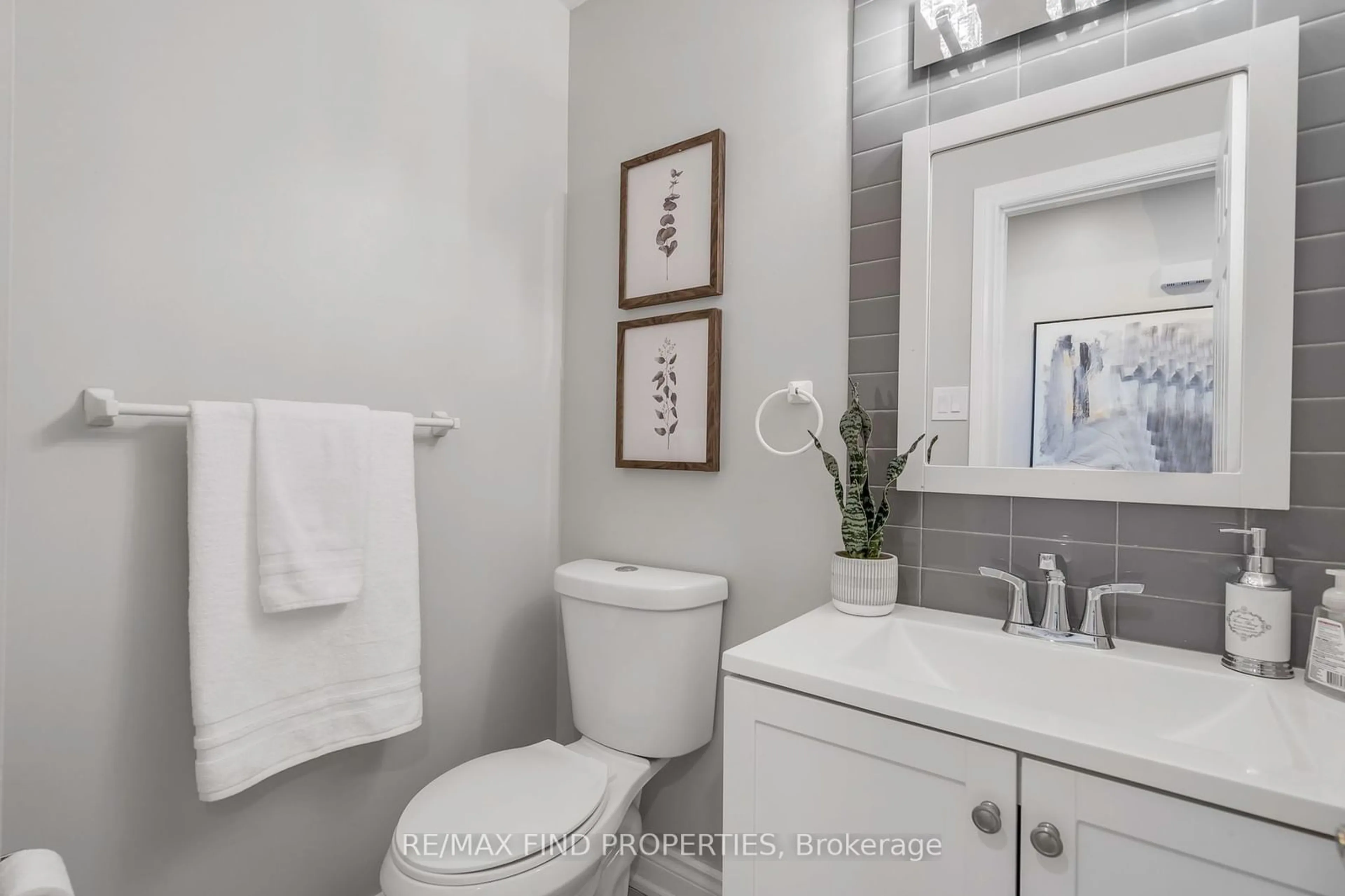 Standard bathroom, ceramic/tile floor for 2301 Derry Rd #13, Mississauga Ontario L5N 2R4