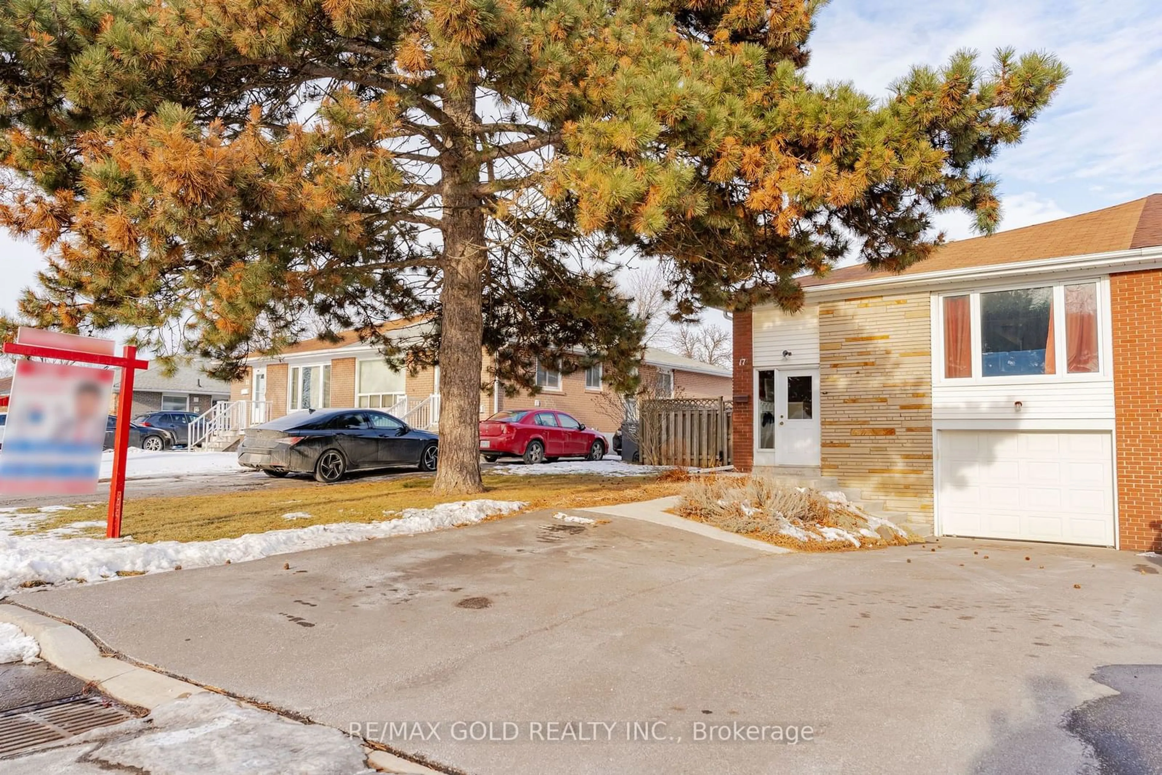 A pic from outside/outdoor area/front of a property/back of a property/a pic from drone, street for 17 Edenridge Dr, Brampton Ontario L6T 3A9