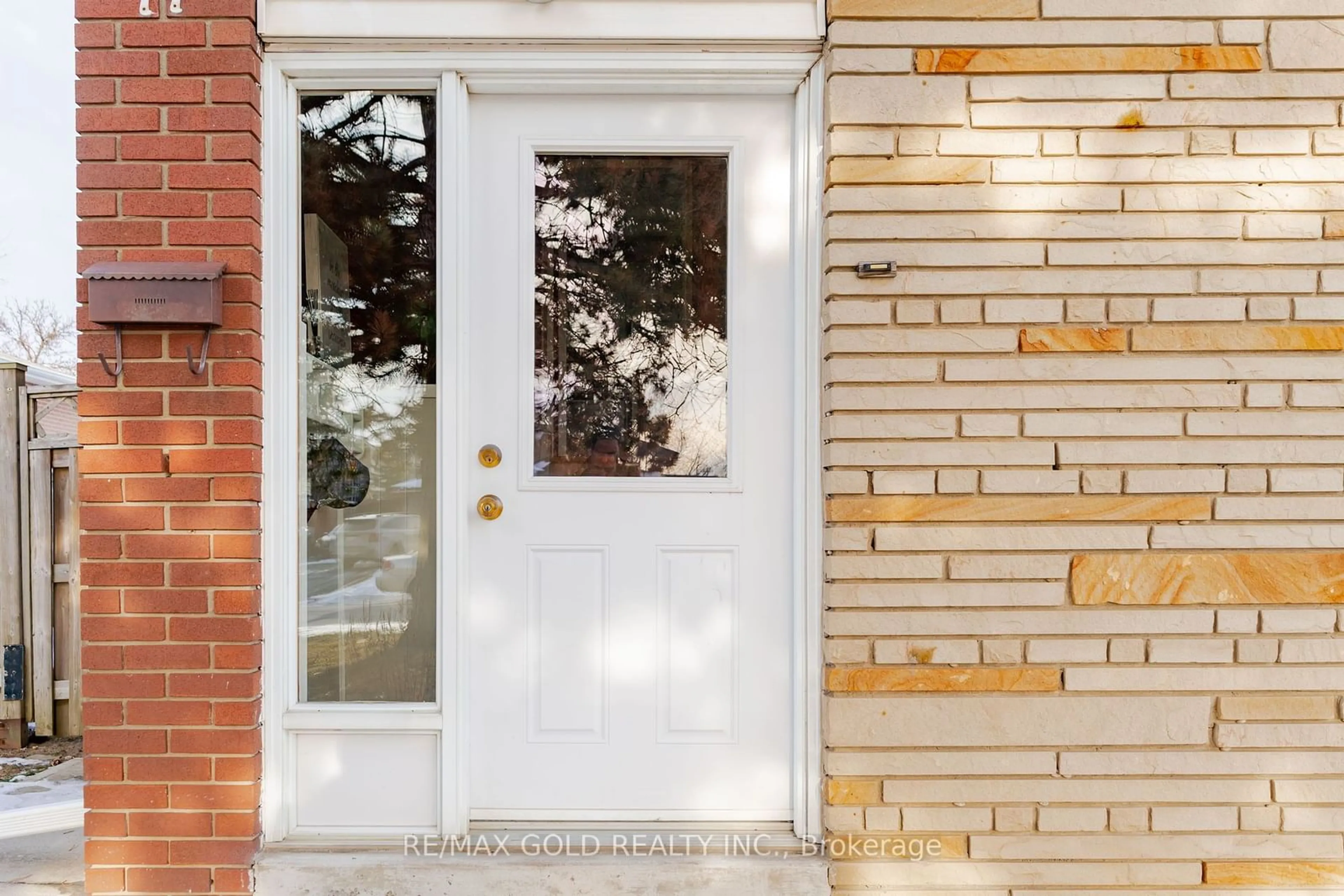 Indoor entryway for 17 Edenridge Dr, Brampton Ontario L6T 3A9