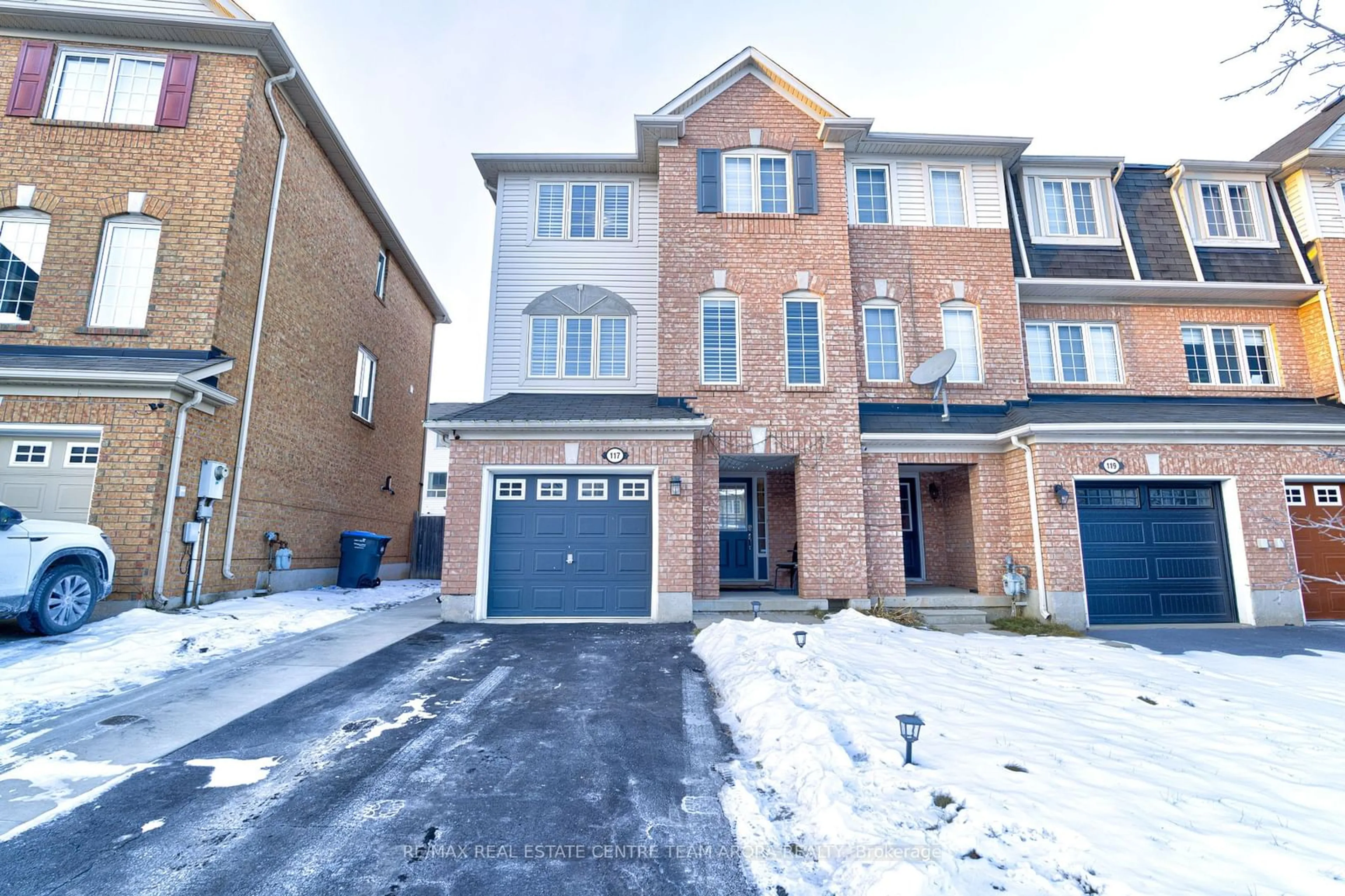 A pic from outside/outdoor area/front of a property/back of a property/a pic from drone, street for 117 Decker Hollow Circ, Brampton Ontario L6X 0L4