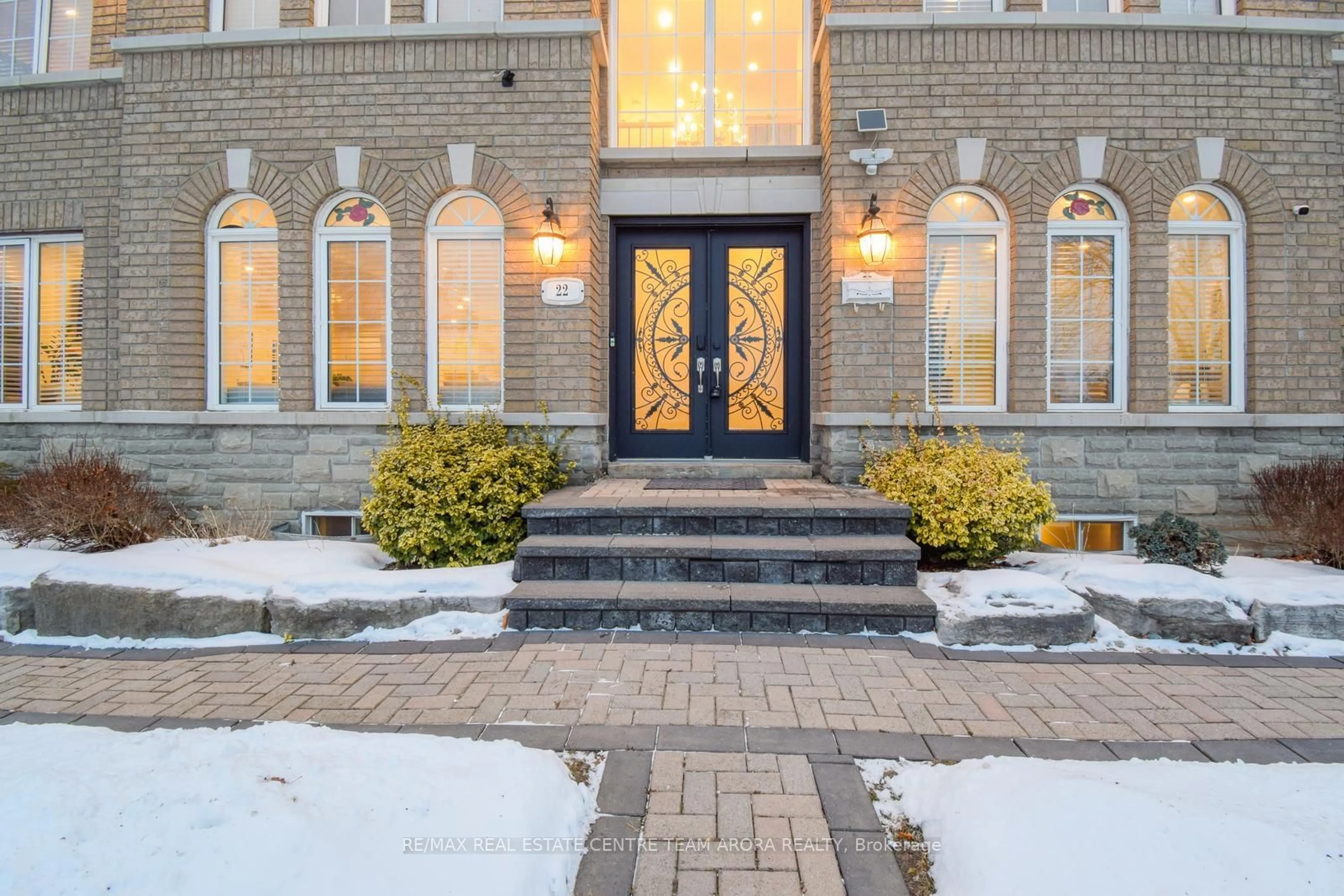 Indoor entryway for 22 Summer Valley Dr, Brampton Ontario L6Z 4V6